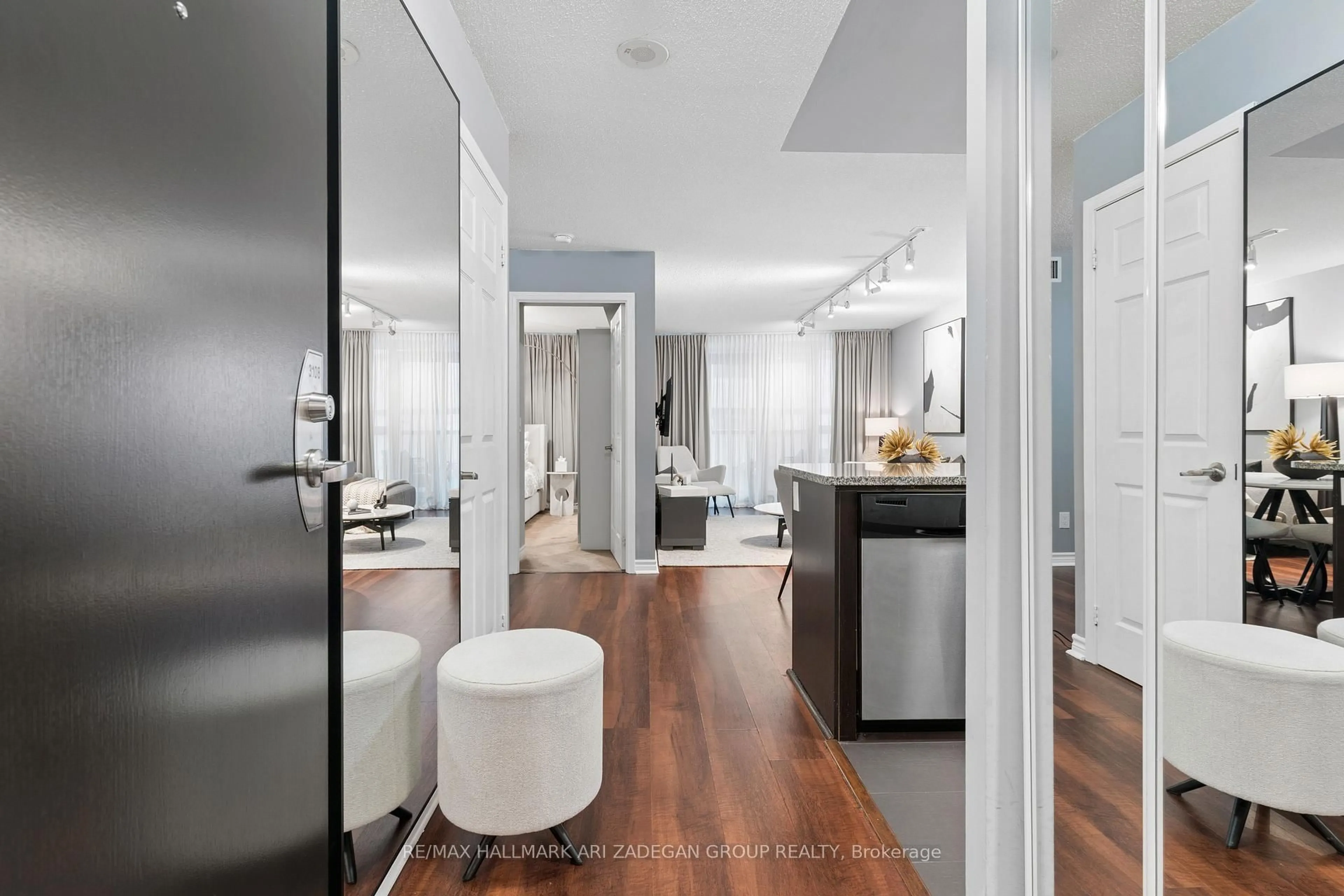 Indoor entryway for 19 Grand Trunk Cres #3108, Toronto Ontario M5J 3A3