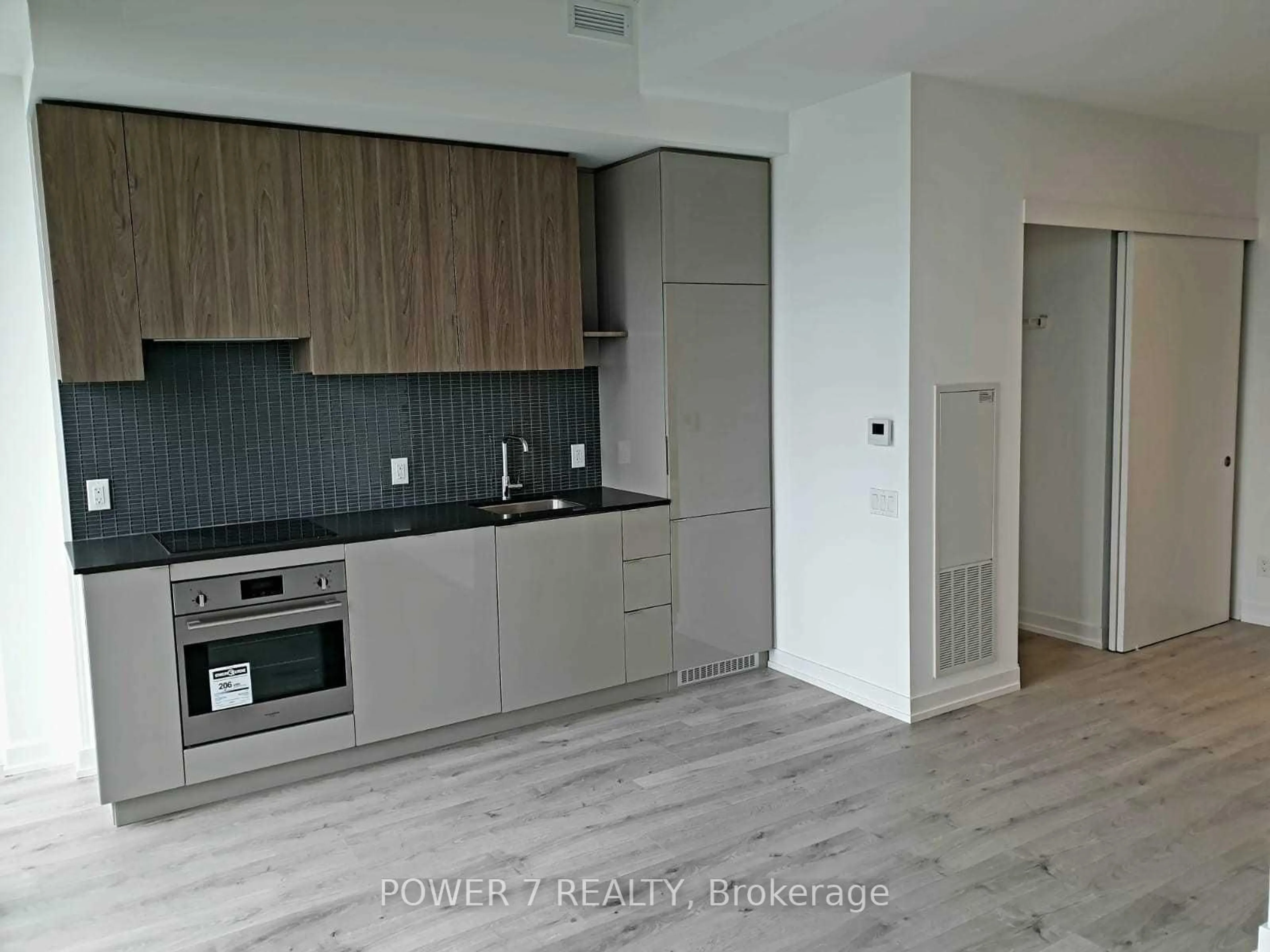 Standard kitchen, wood/laminate floor for 161 Roehampton Ave #911, Toronto Ontario M4P 0C8