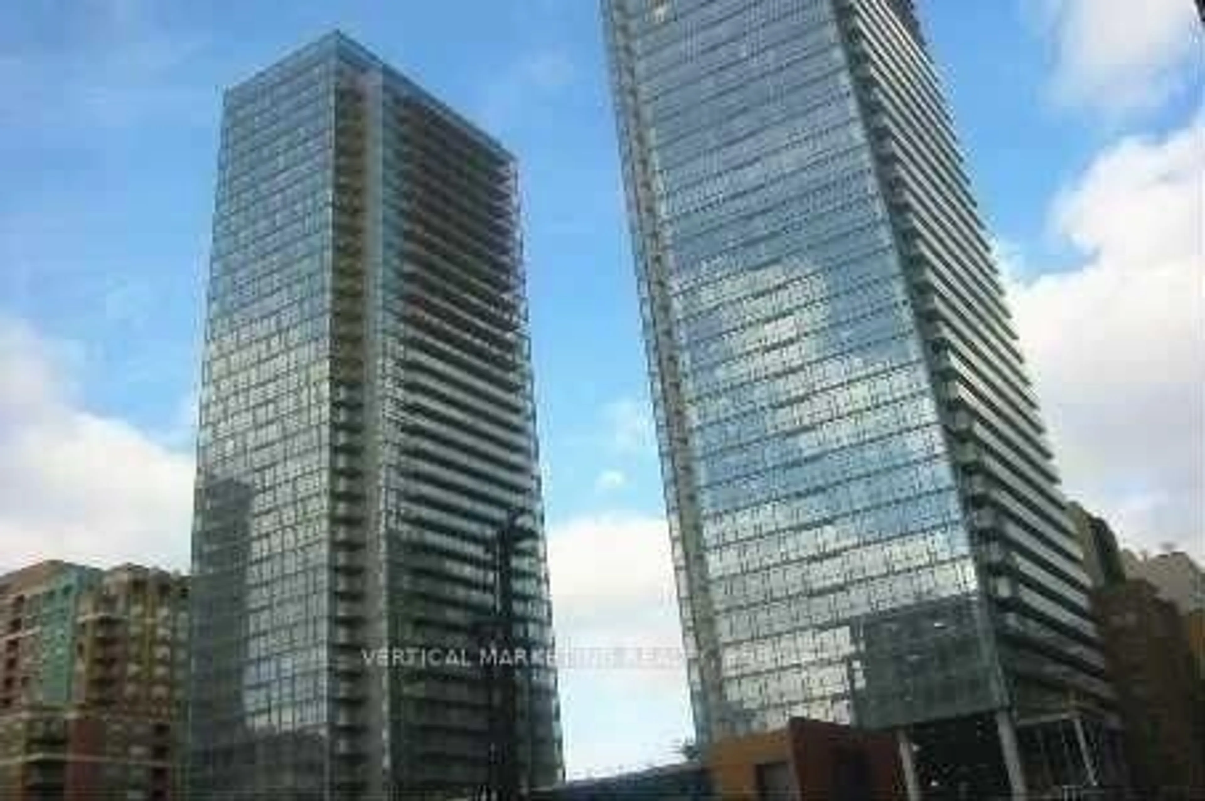 Blurry image for 37 Grosvenor St #2010, Toronto Ontario M4Y 3G5