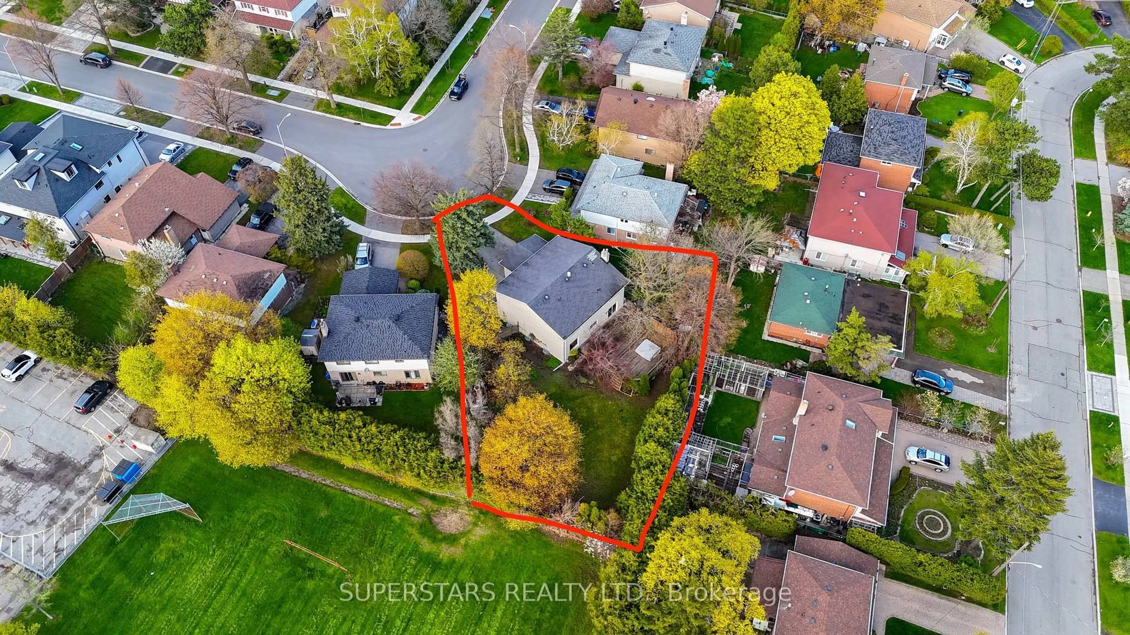 A pic from outside/outdoor area/front of a property/back of a property/a pic from drone, street for 76 Hobart Dr, Toronto Ontario M2J 3J7