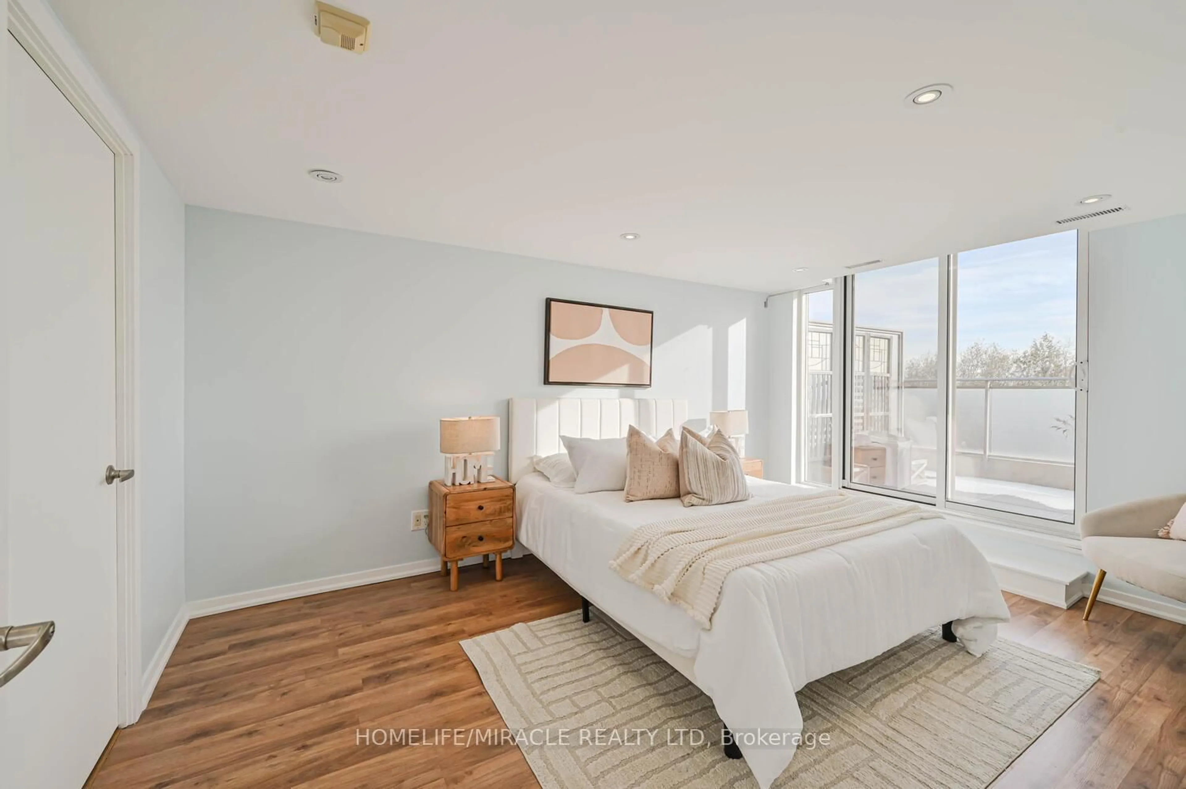A pic of a room for 801 Sheppard Ave #608, Toronto Ontario M3H 0A8
