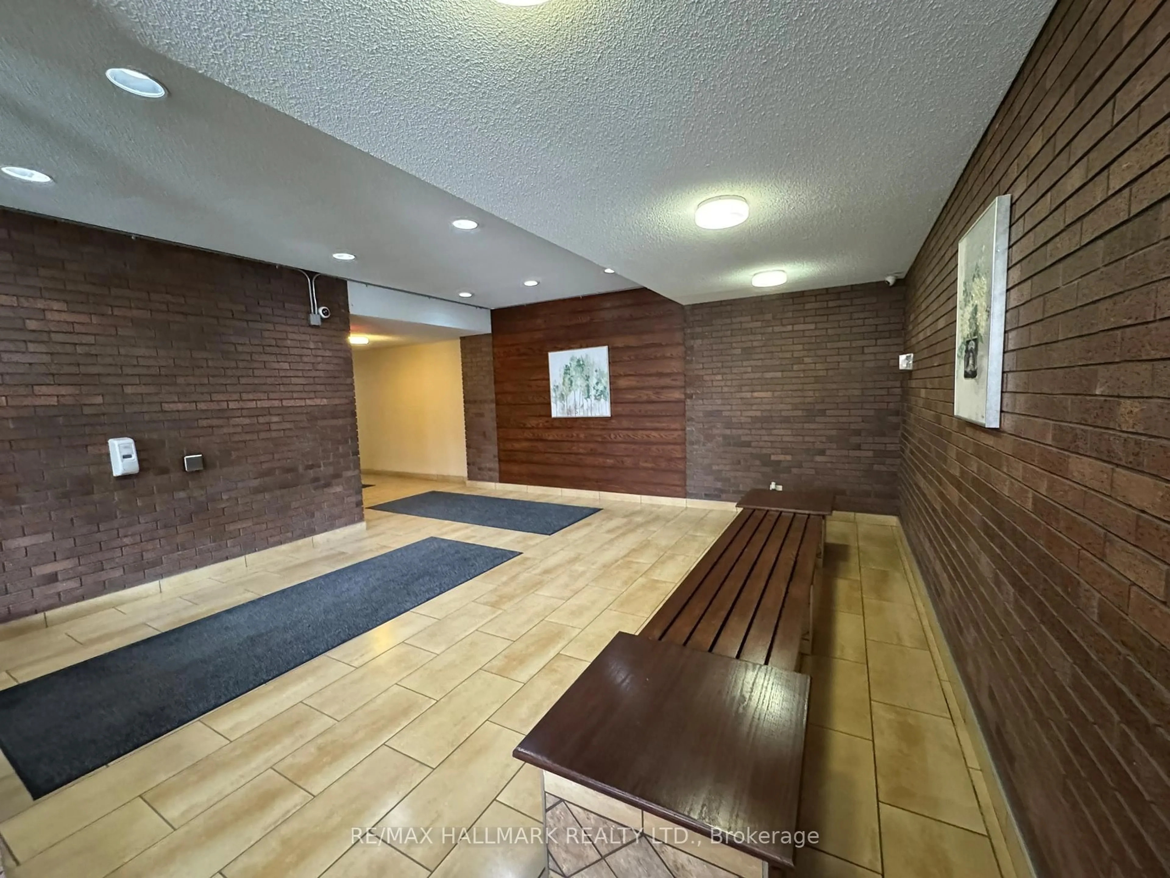 Indoor foyer for 10 Sunrise Ave #212, Toronto Ontario M4A 2R1