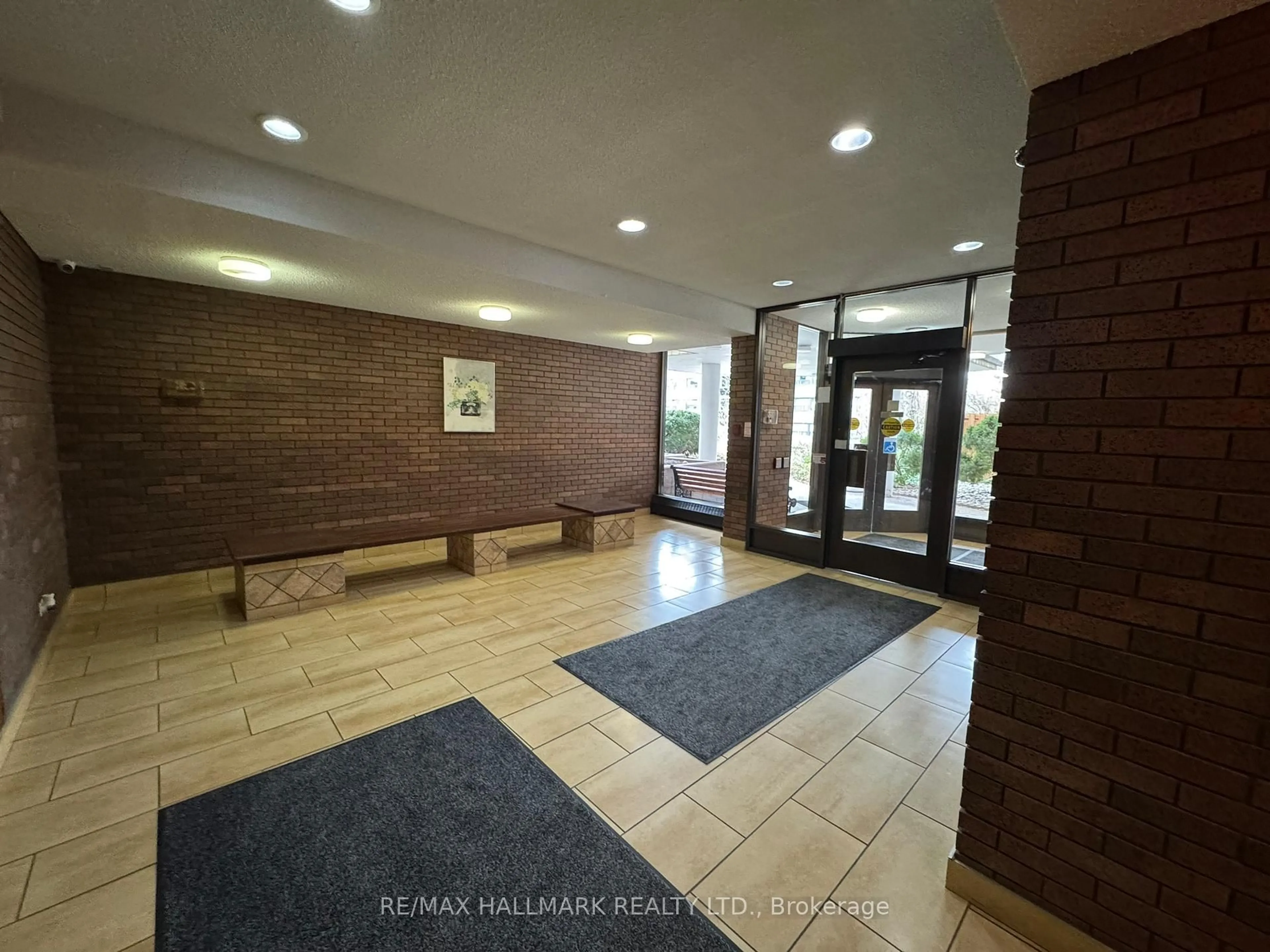 Indoor foyer for 10 Sunrise Ave #212, Toronto Ontario M4A 2R1