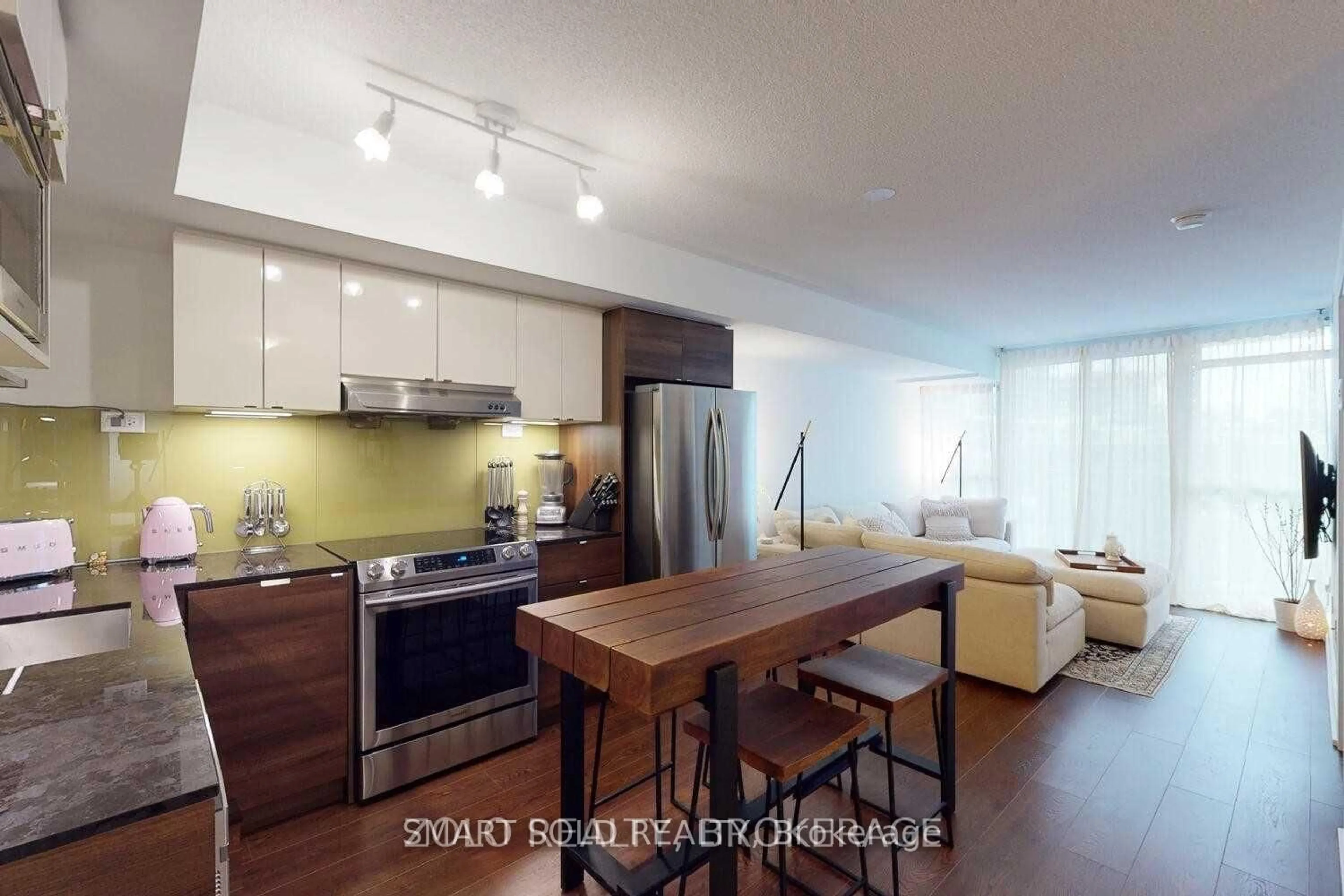 Open concept kitchen, wood/laminate floor for 121 Mcmahon Dr #510, Toronto Ontario M2K 0C1