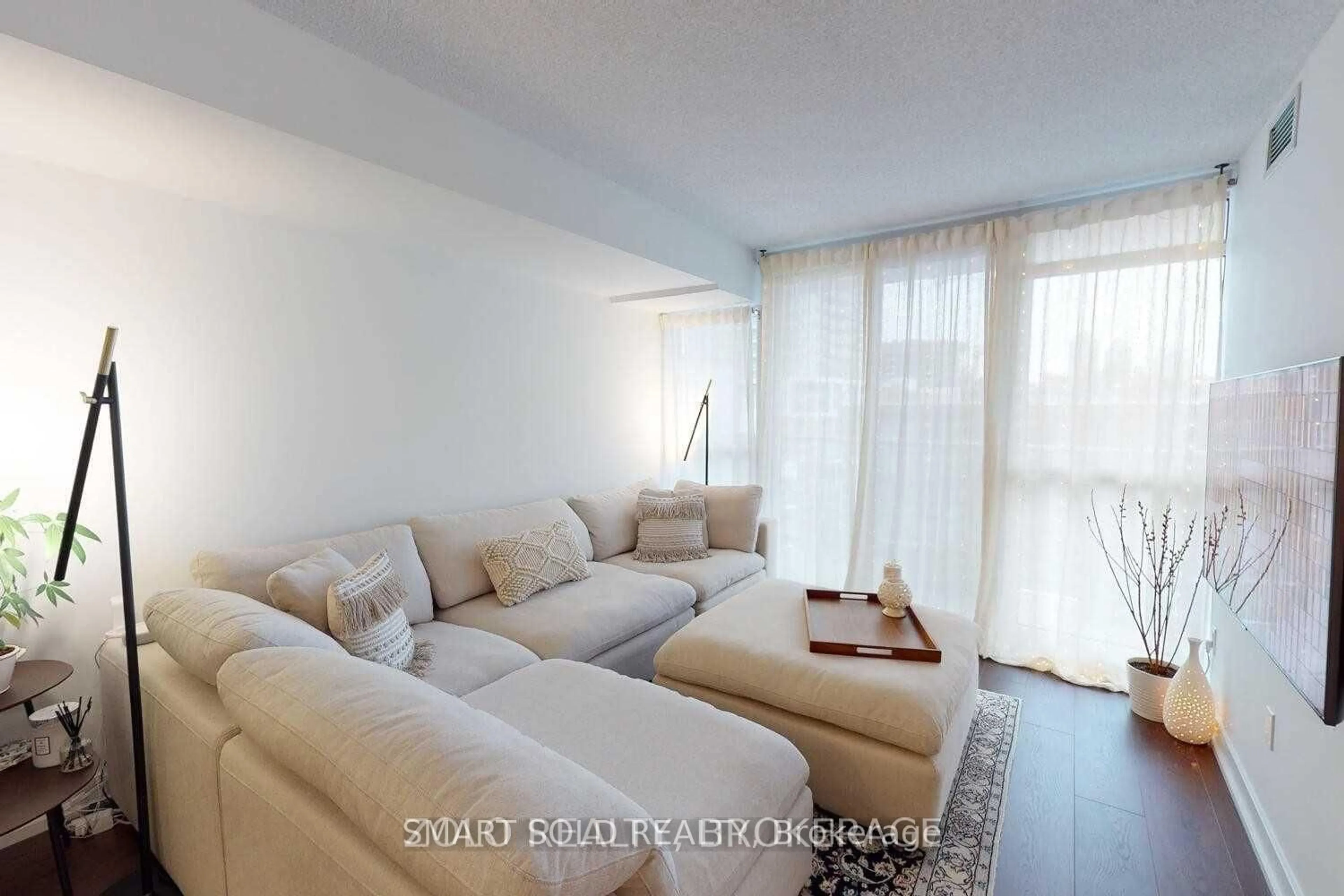 Living room with furniture, unknown for 121 Mcmahon Dr #510, Toronto Ontario M2K 0C1