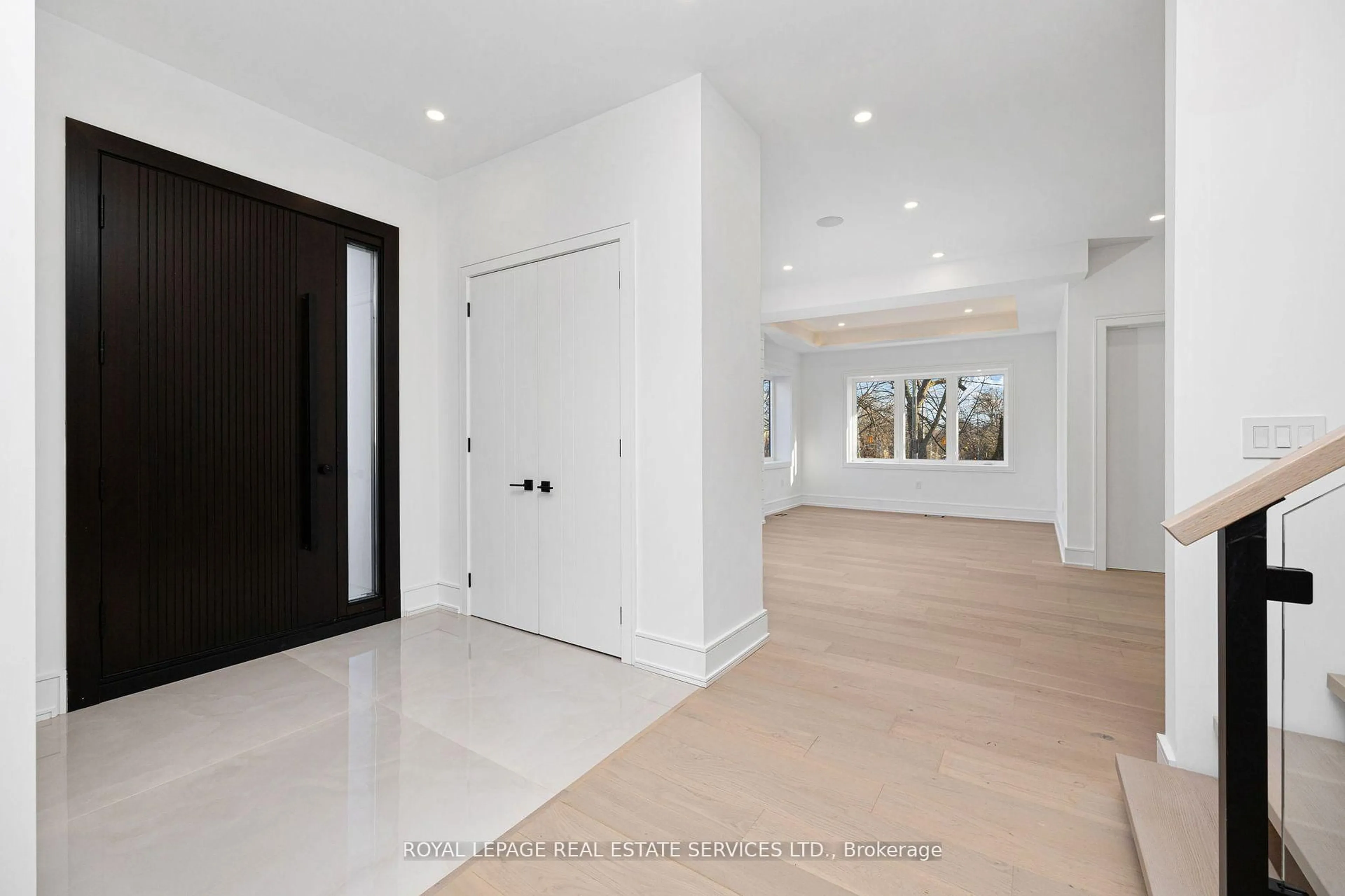 Indoor entryway for 1352 Mount Pleasant Rd, Toronto Ontario M4N 2T5