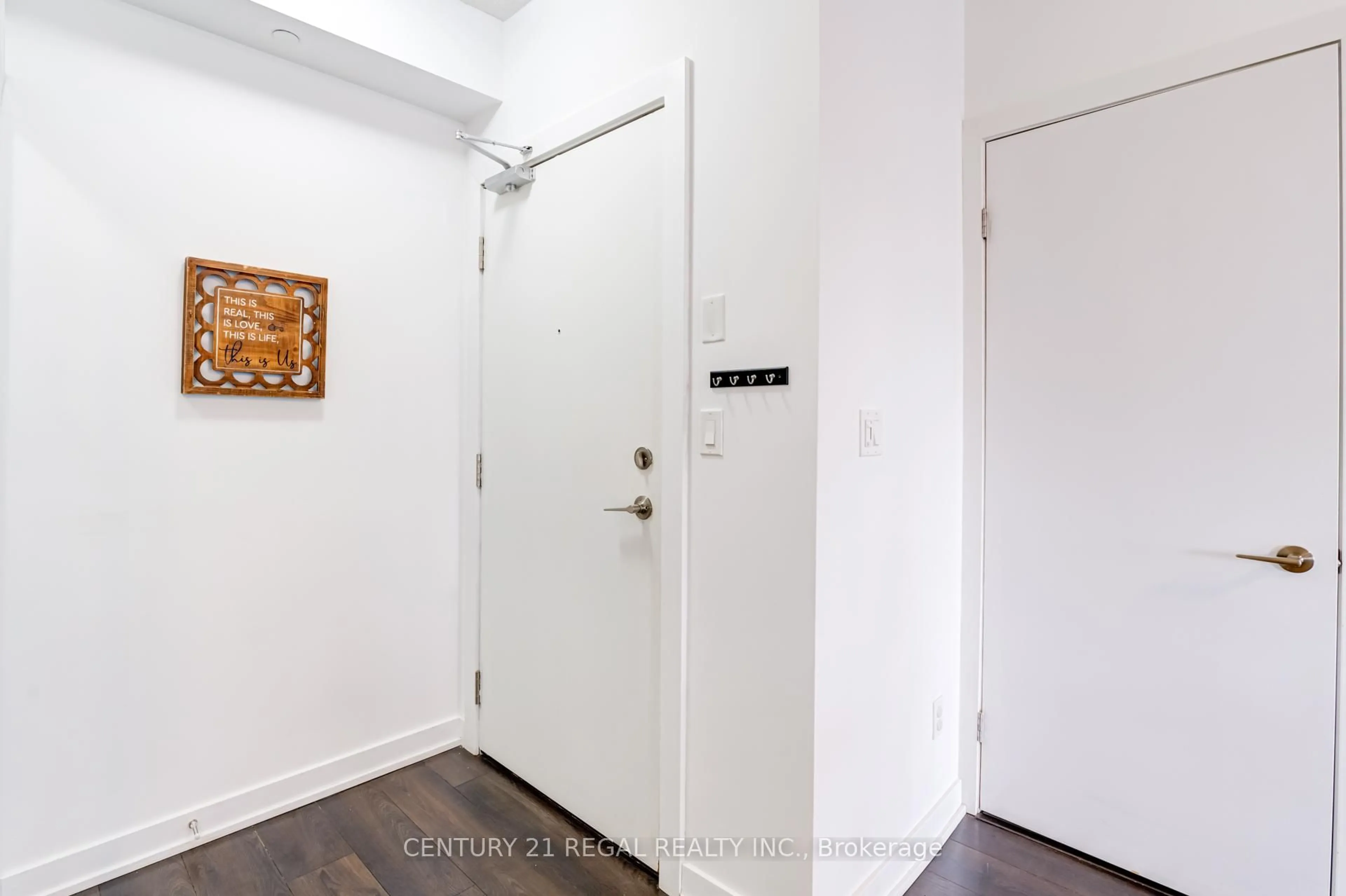 Indoor entryway for 20 Bruyeres Mews #2013, Toronto Ontario M5V 0G8