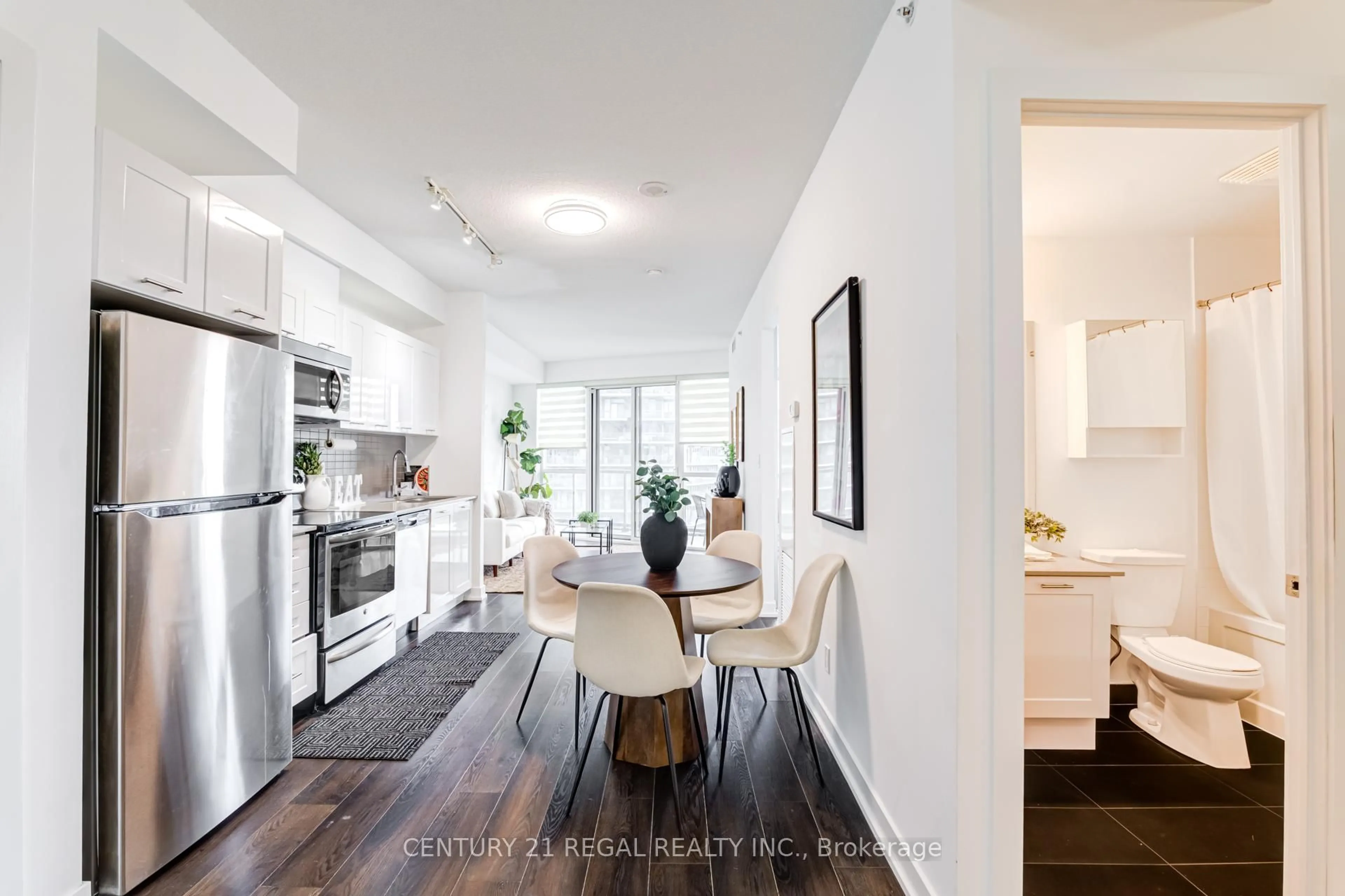 Open concept kitchen, unknown for 20 Bruyeres Mews #2013, Toronto Ontario M5V 0G8