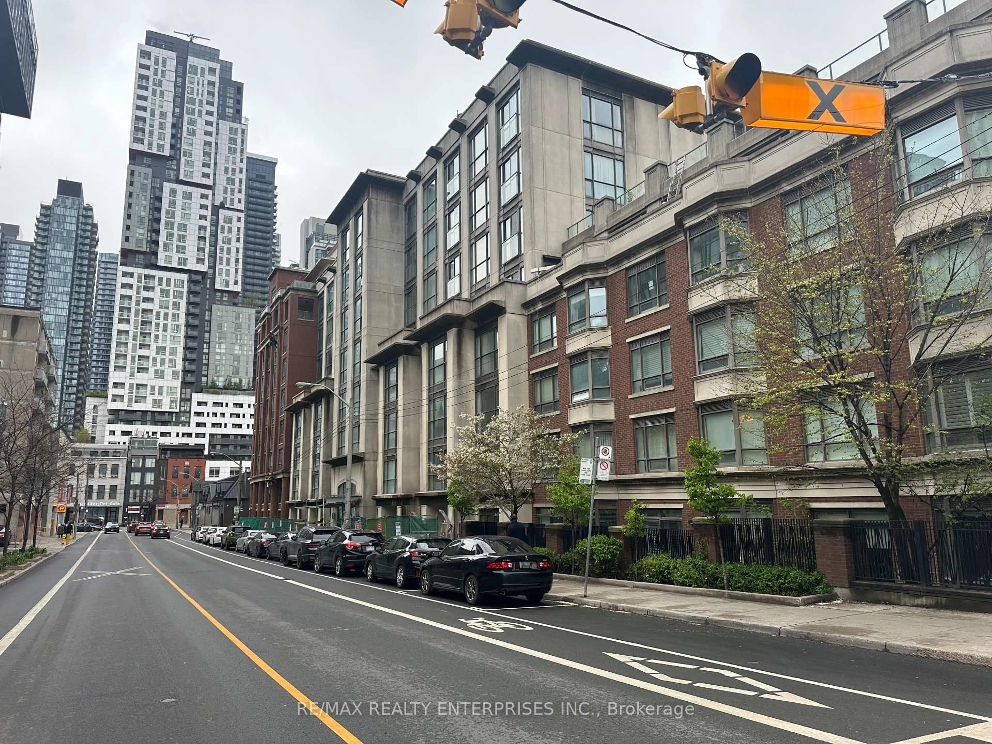 Blurry image for 18 Beverley St #412, Toronto Ontario M5T 3L2