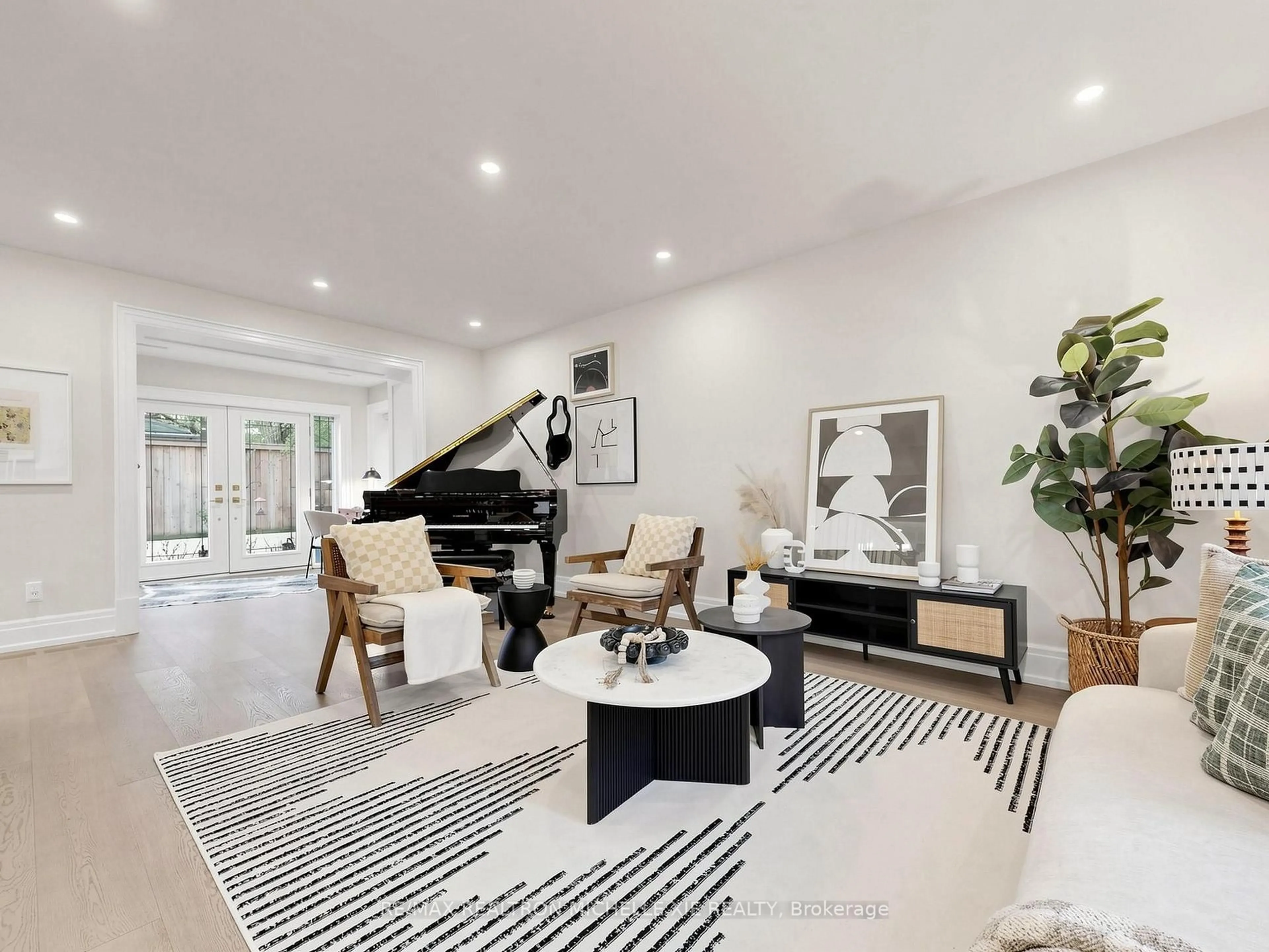 Living room with furniture, unknown for 15 Strathallan Blvd, Toronto Ontario M5N 1S8