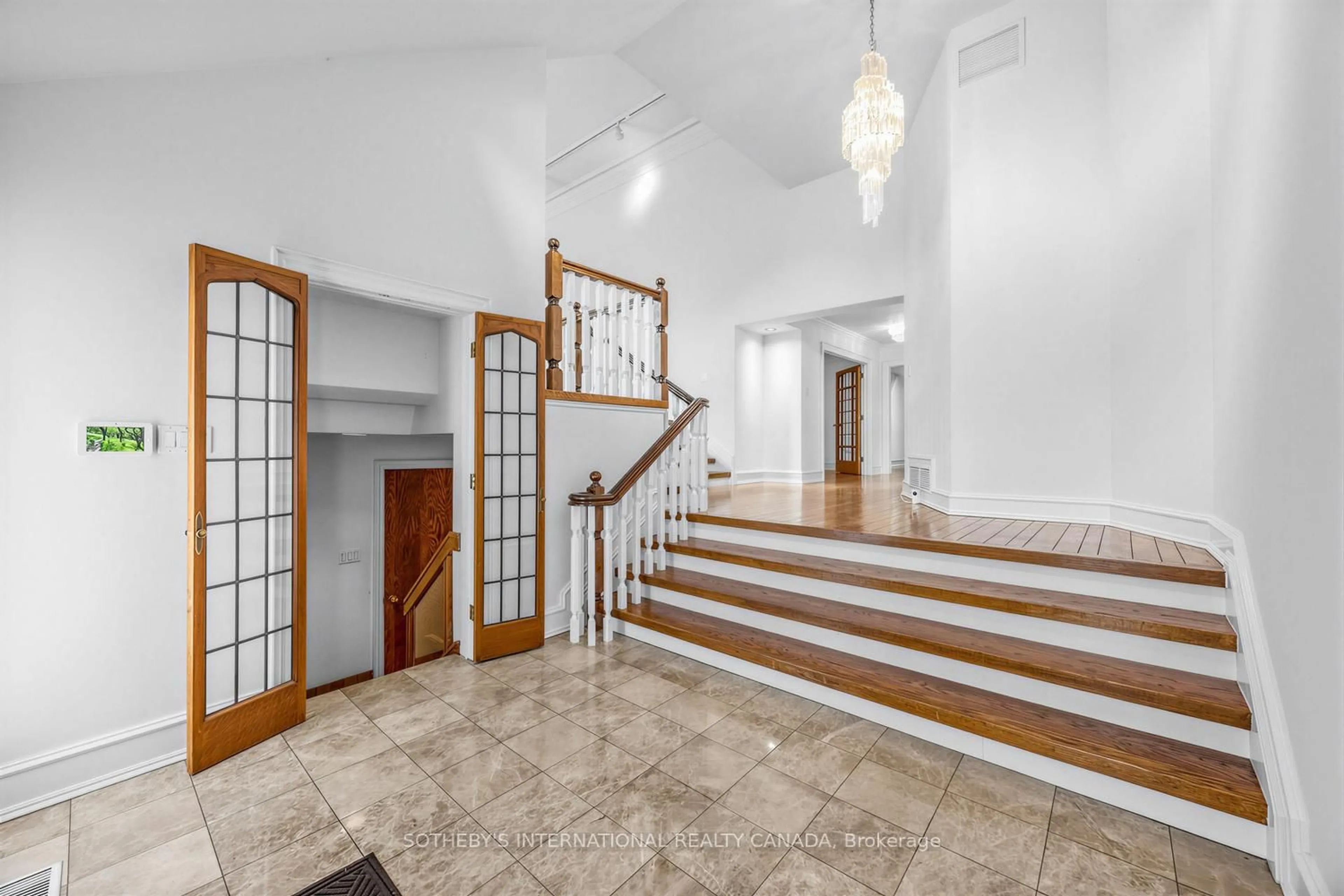 Indoor foyer for 36 Hawthorn Ave, Toronto Ontario M4W 2Z2