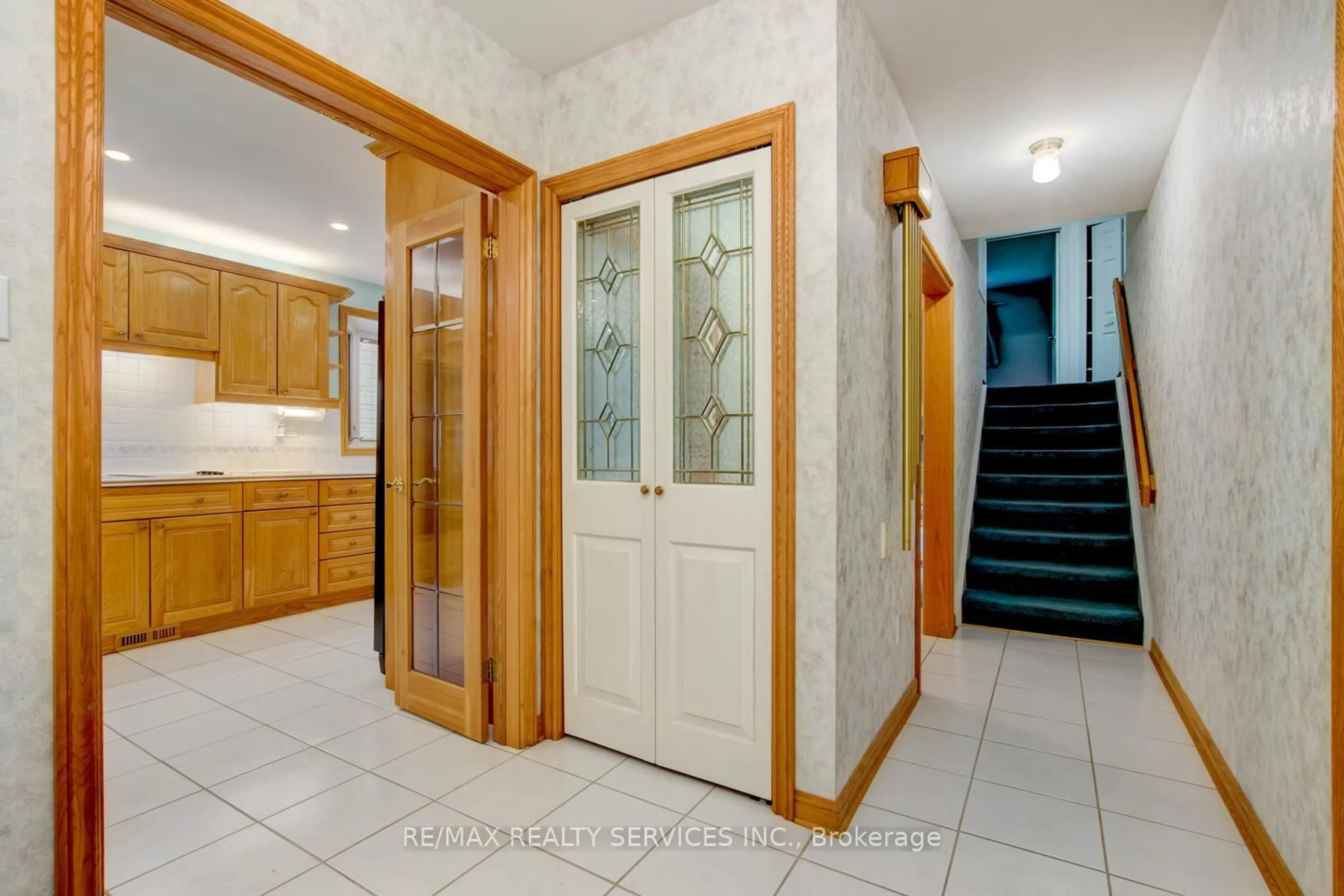 Indoor foyer for 101 George Henry Blvd, Toronto Ontario M2J 1G1