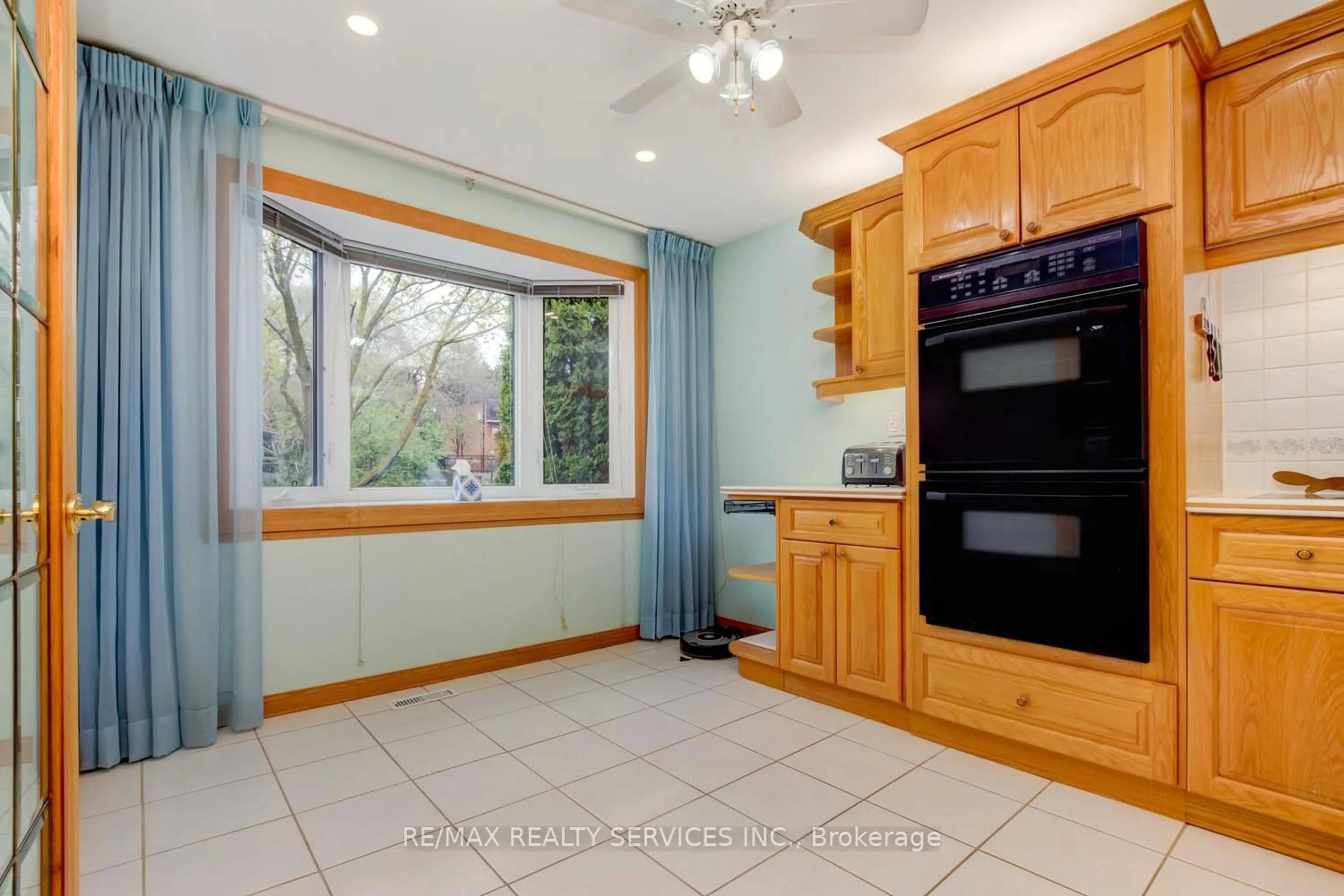 Standard kitchen, ceramic/tile floor for 101 George Henry Blvd, Toronto Ontario M2J 1G1