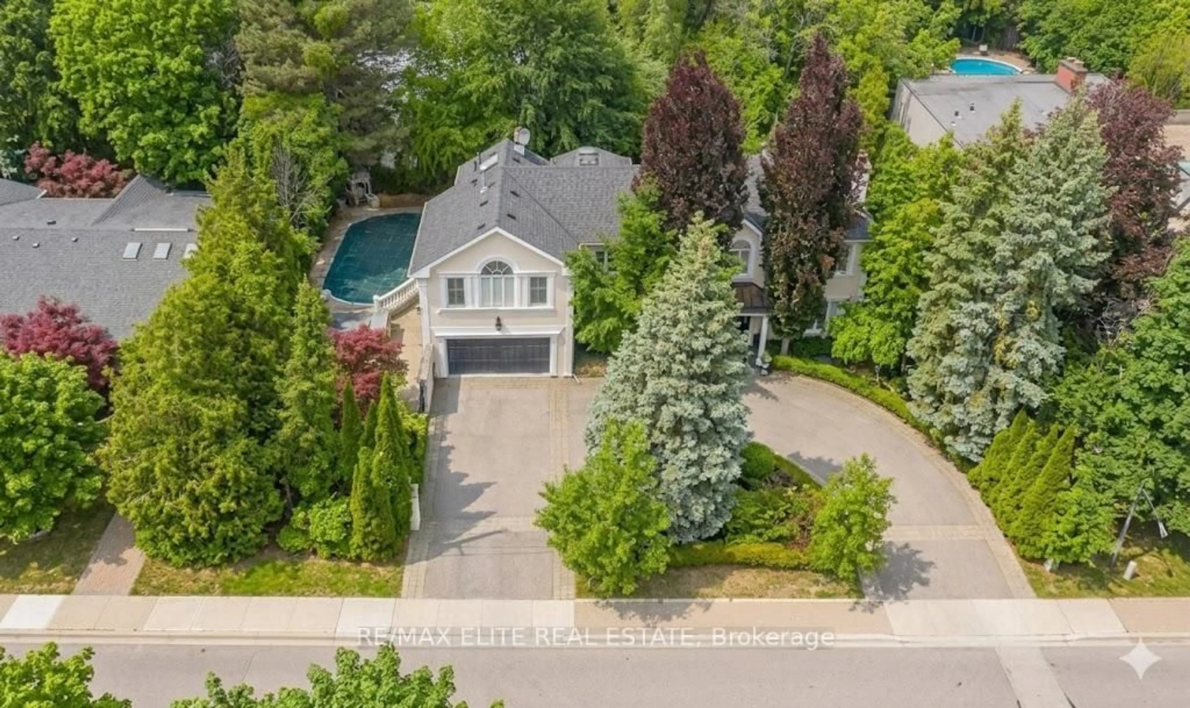 A pic from outside/outdoor area/front of a property/back of a property/a pic from drone, street for 88 Old Colony Rd, Toronto Ontario M2L 2K2