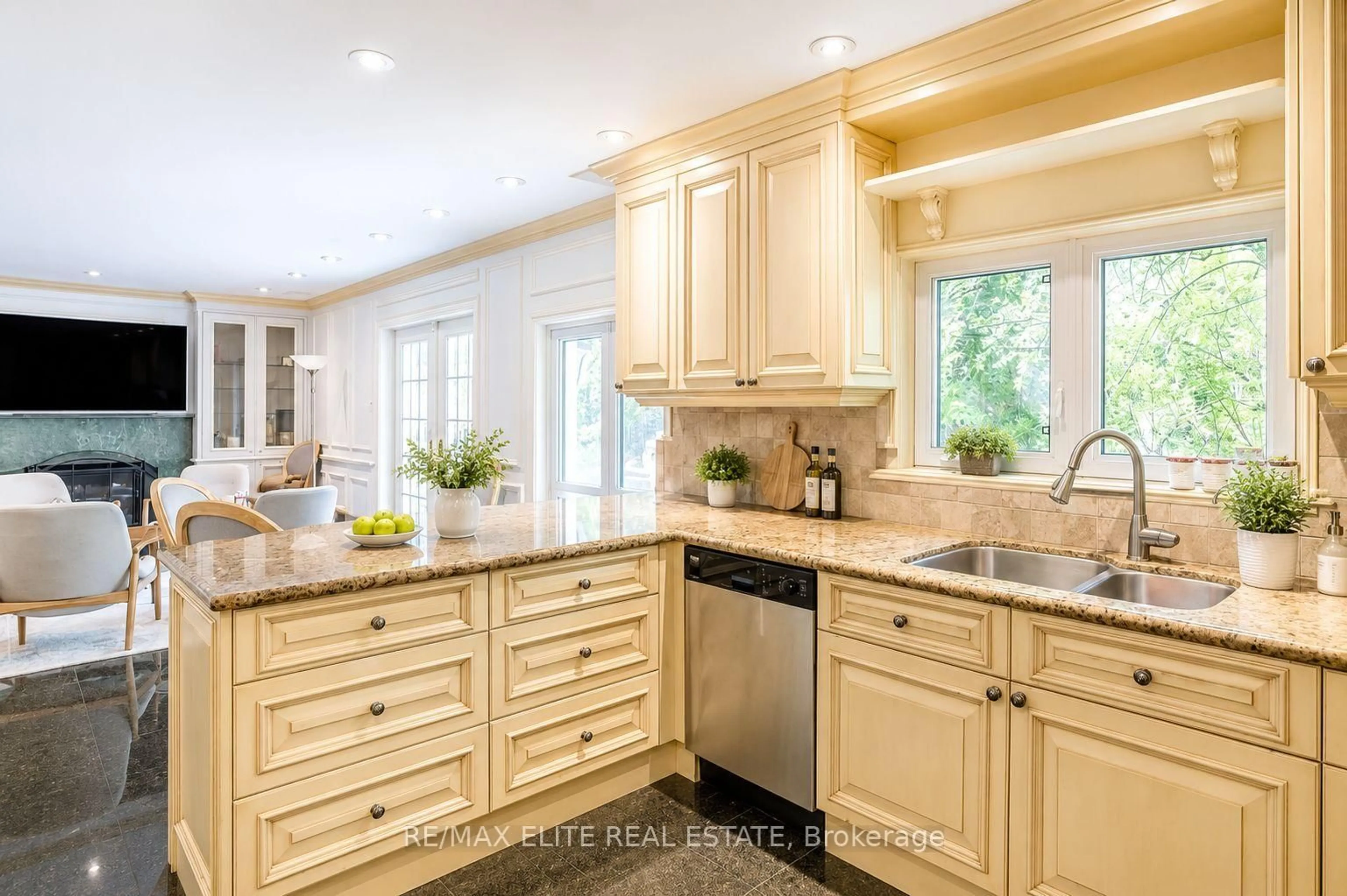 Open concept kitchen, ceramic/tile floor for 88 Old Colony Rd, Toronto Ontario M2L 2K2