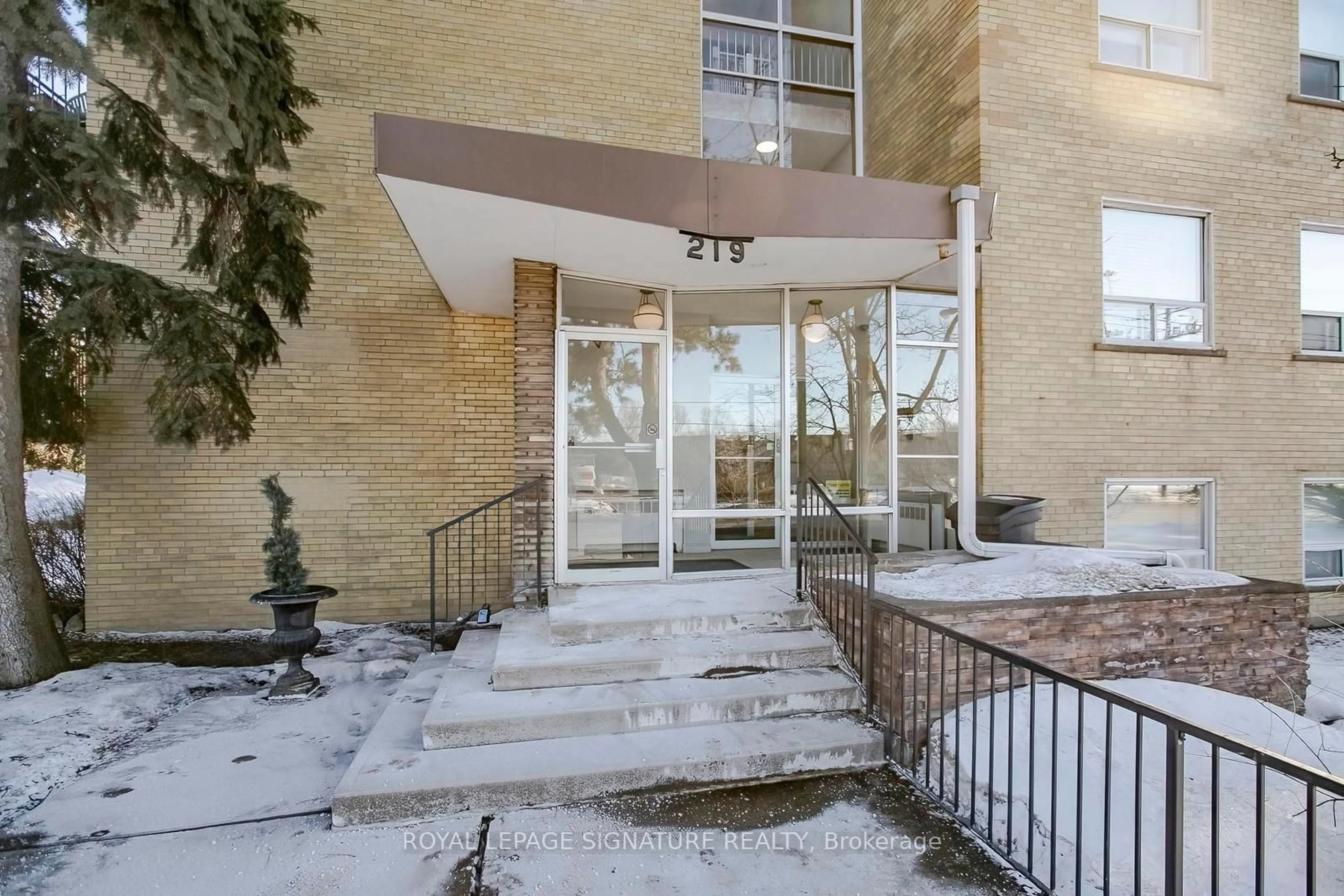 Indoor foyer for 219 Wilson Ave #305, Toronto Ontario M5M 3B2