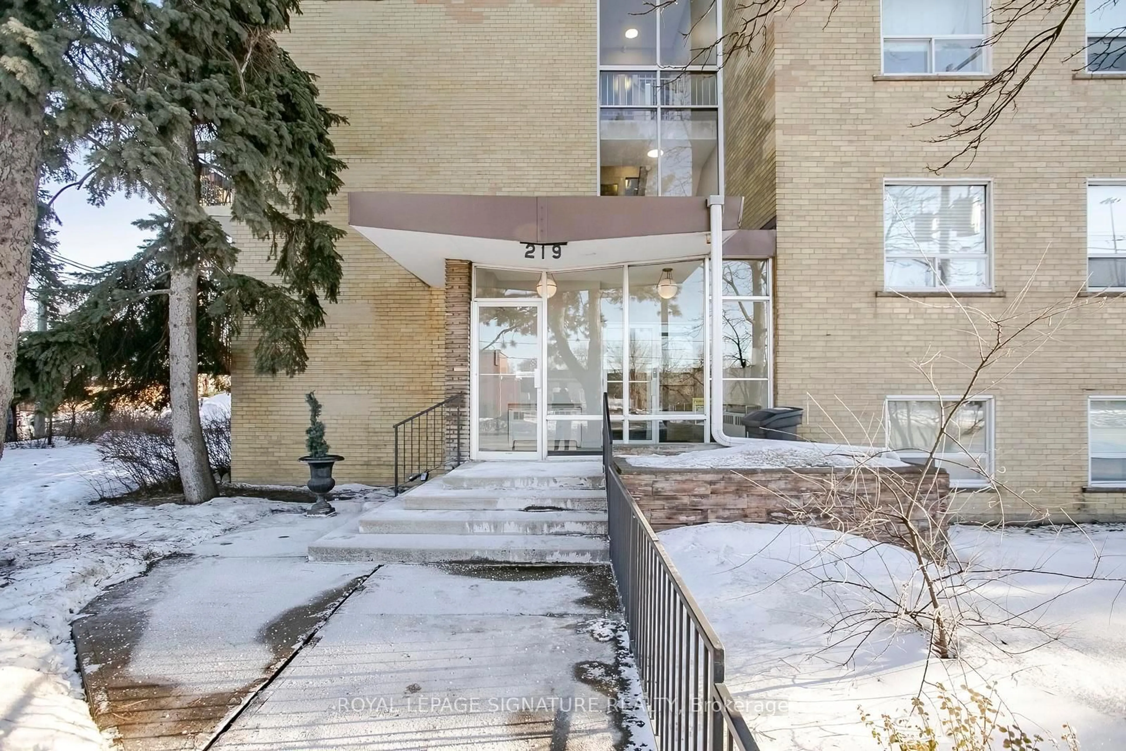 Indoor foyer for 219 Wilson Ave #305, Toronto Ontario M5M 3B2