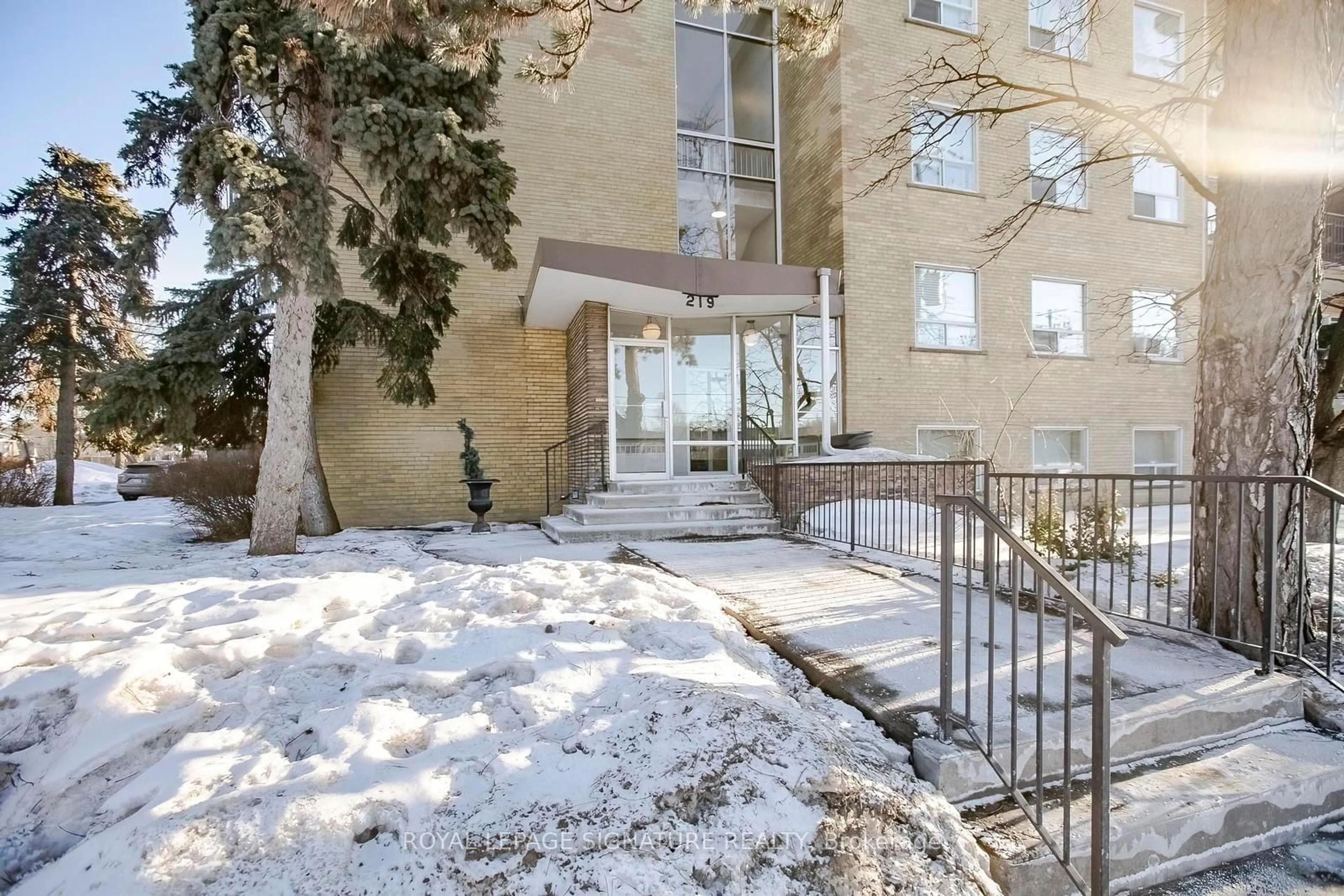 Patio, street for 219 Wilson Ave #305, Toronto Ontario M5M 3B2
