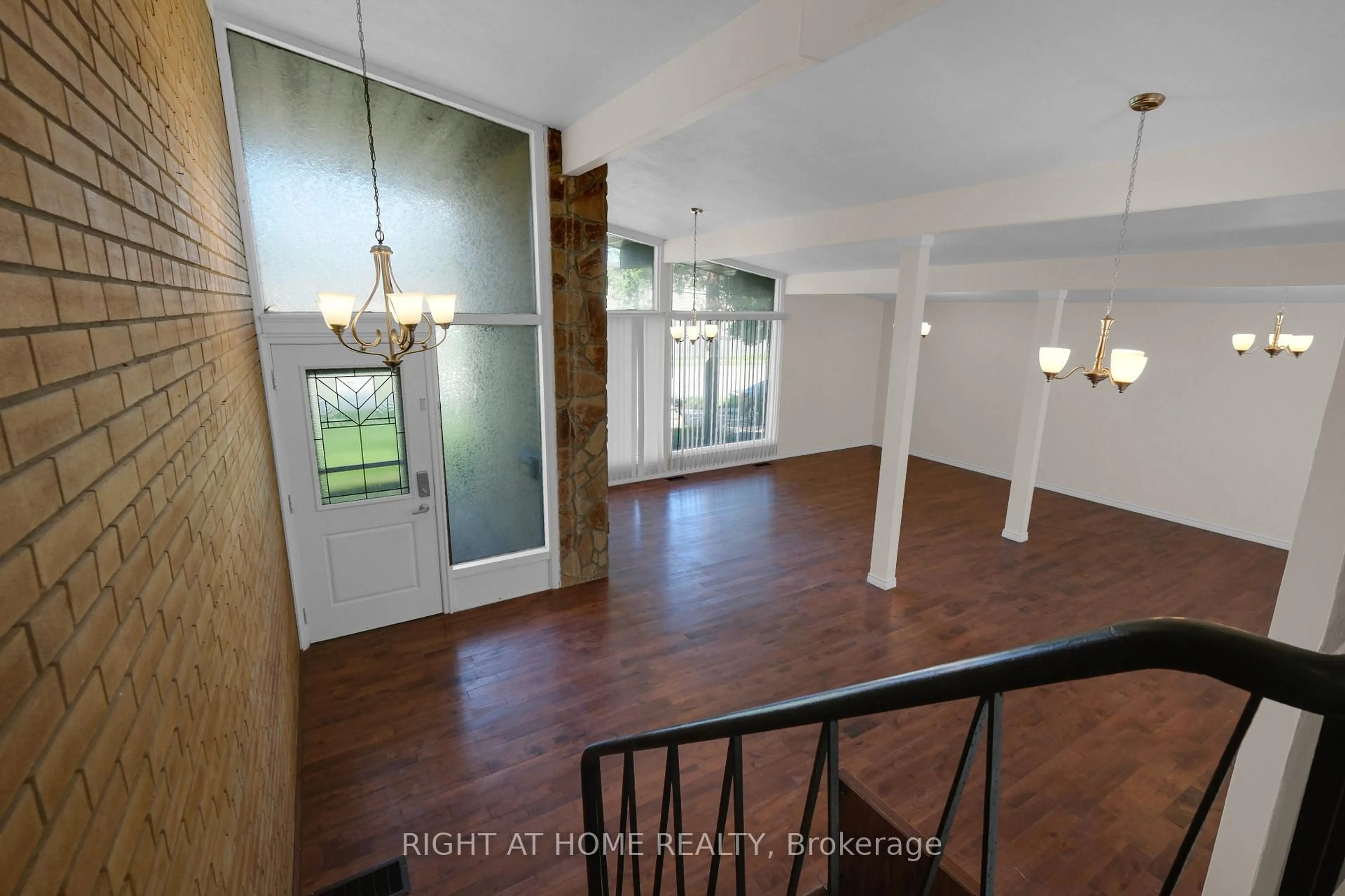 Indoor foyer for 931 Willowdale Ave, Toronto Ontario M2M 3C3