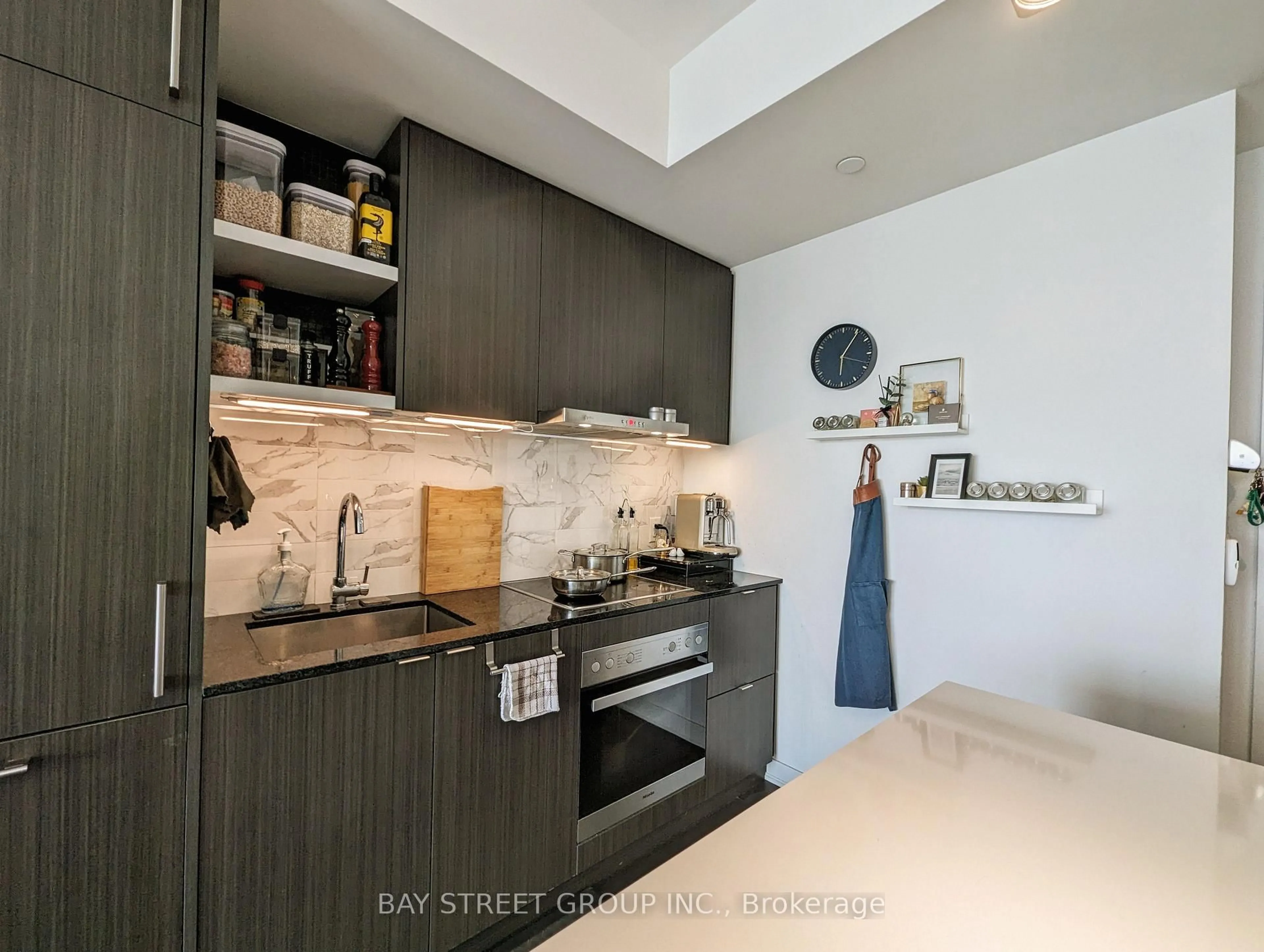 Unknown for 100 Harbour St #6103, Toronto Ontario M5J 0B5