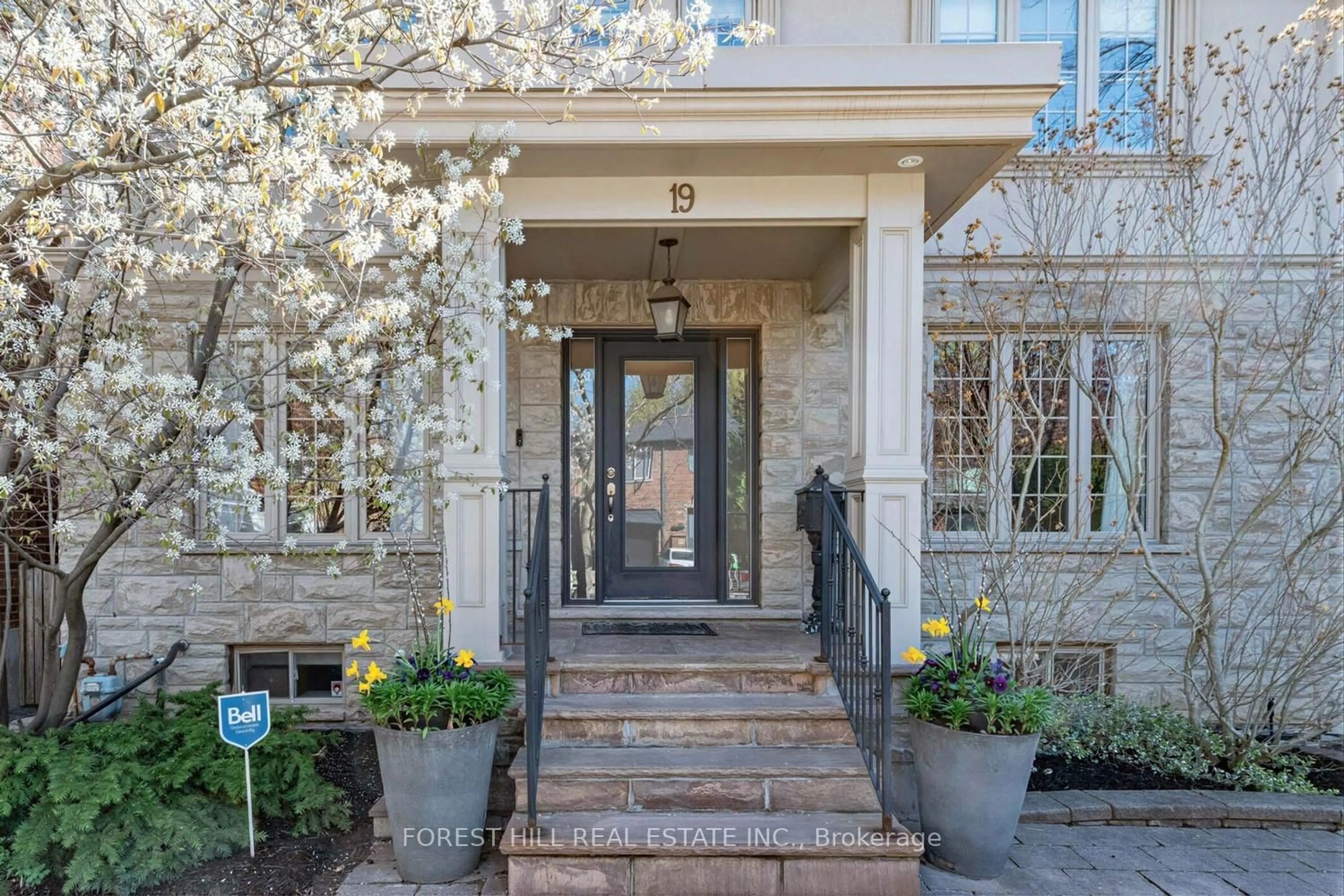 Indoor entryway for 19 Menin Rd, Toronto Ontario M6C 3J1