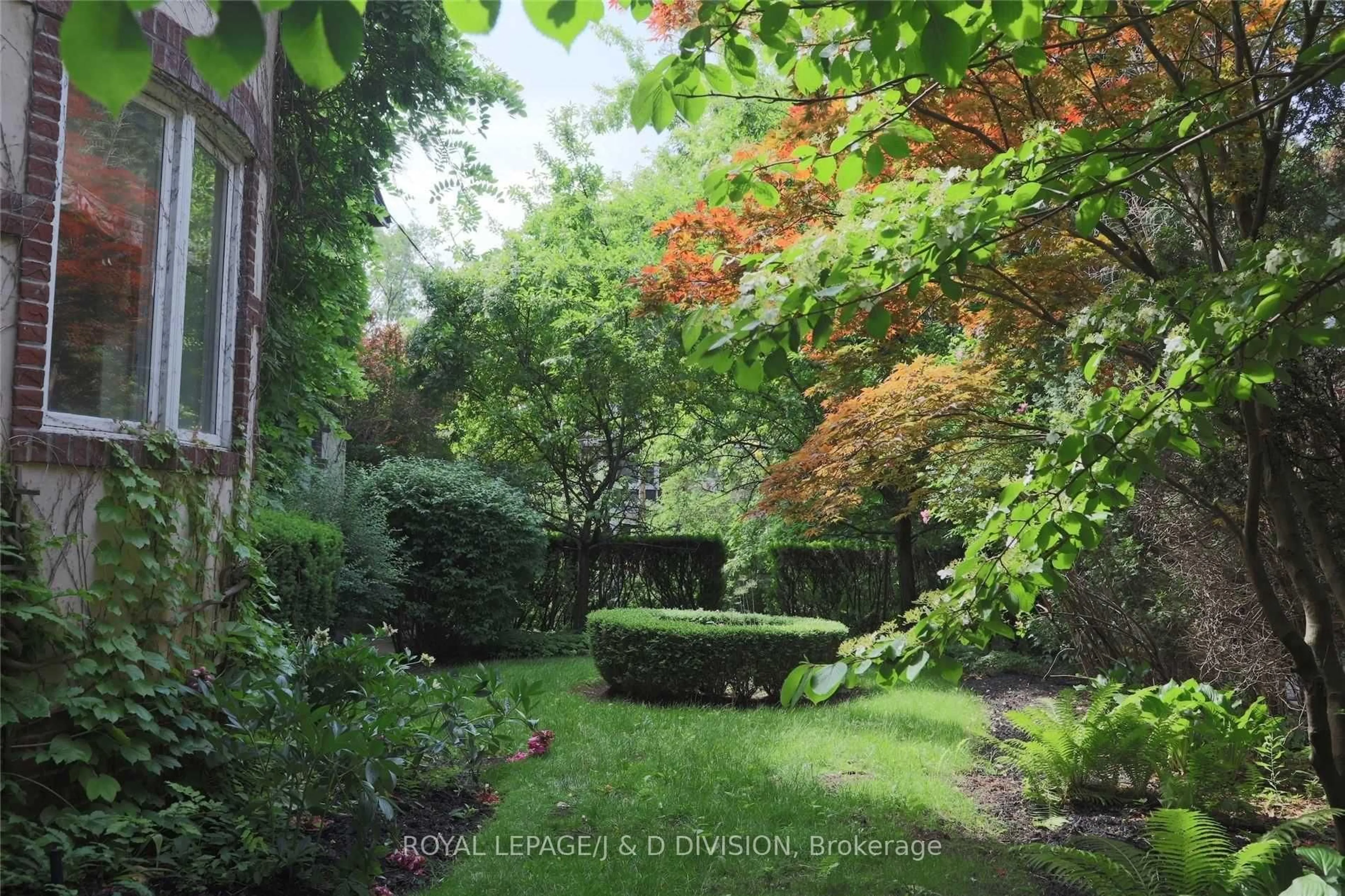 Patio, forest/trees view for 76/78 Poplar Plains Cres, Toronto Ontario M4V 1E8