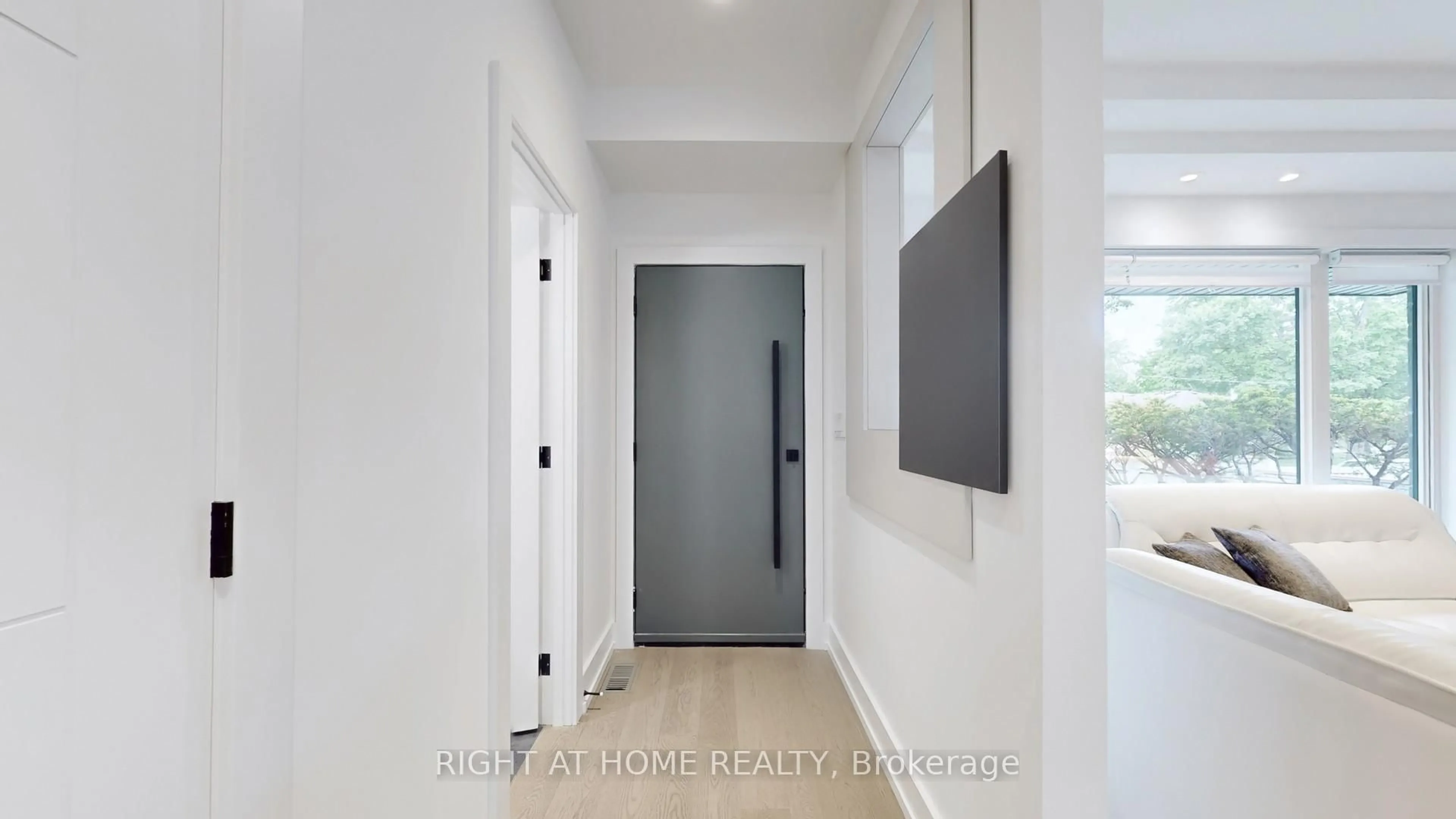 Indoor entryway for 136 Santa Barbara Rd, Toronto Ontario M2N 2C5