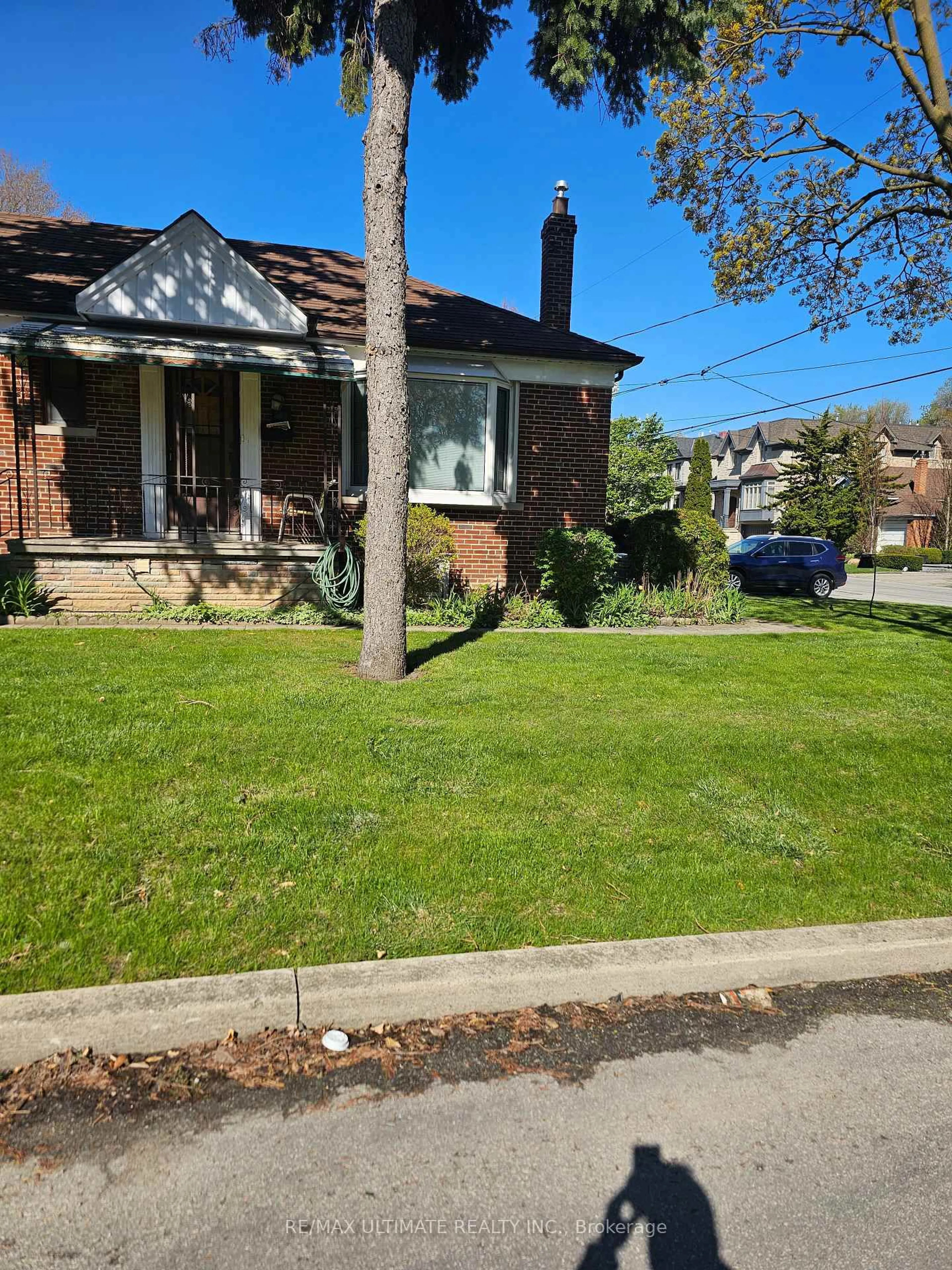 A pic from outside/outdoor area/front of a property/back of a property/a pic from drone, street for 519 Douglas Ave, Toronto Ontario M5M 1H7