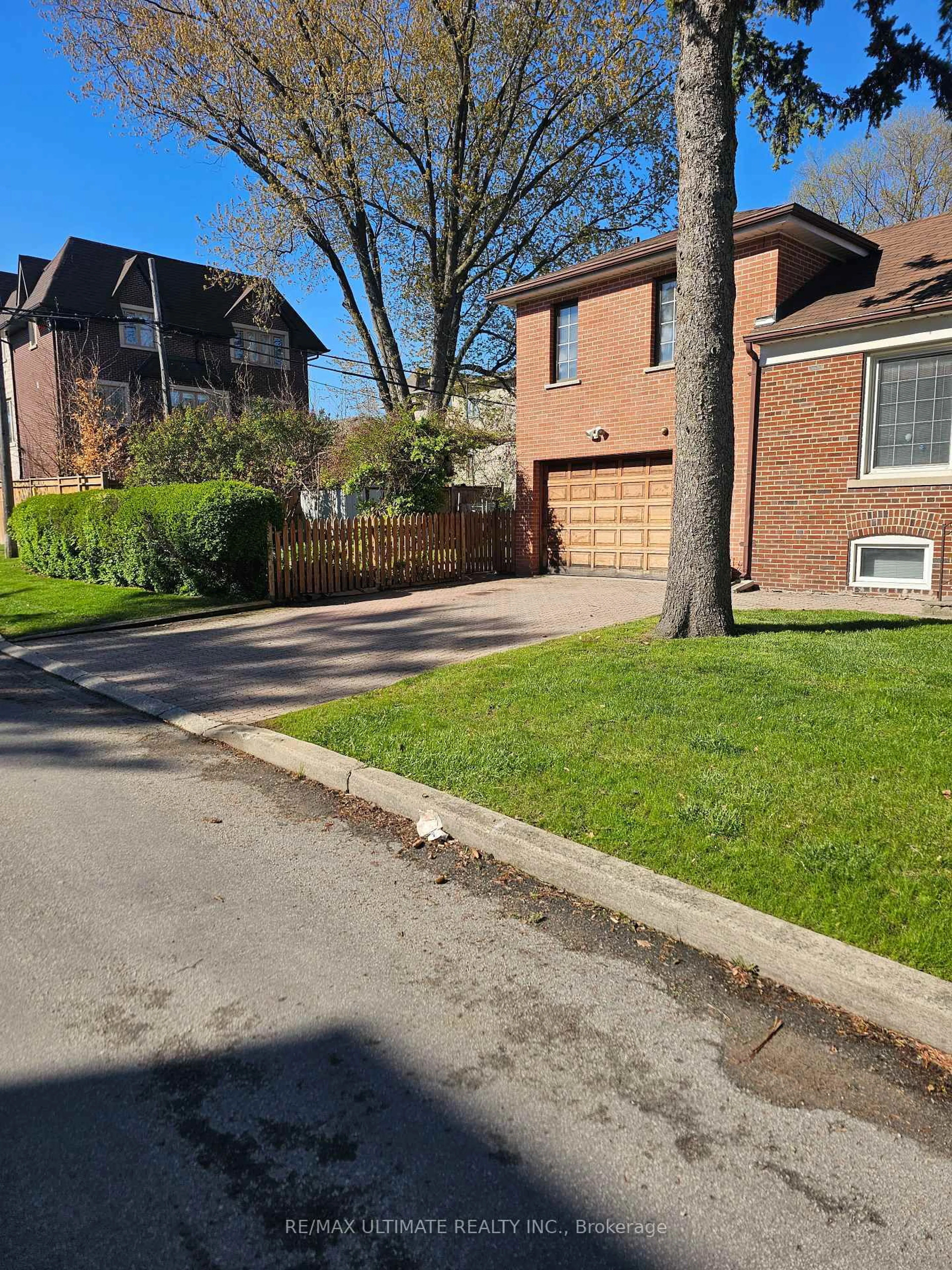 A pic from outside/outdoor area/front of a property/back of a property/a pic from drone, street for 519 Douglas Ave, Toronto Ontario M5M 1H7