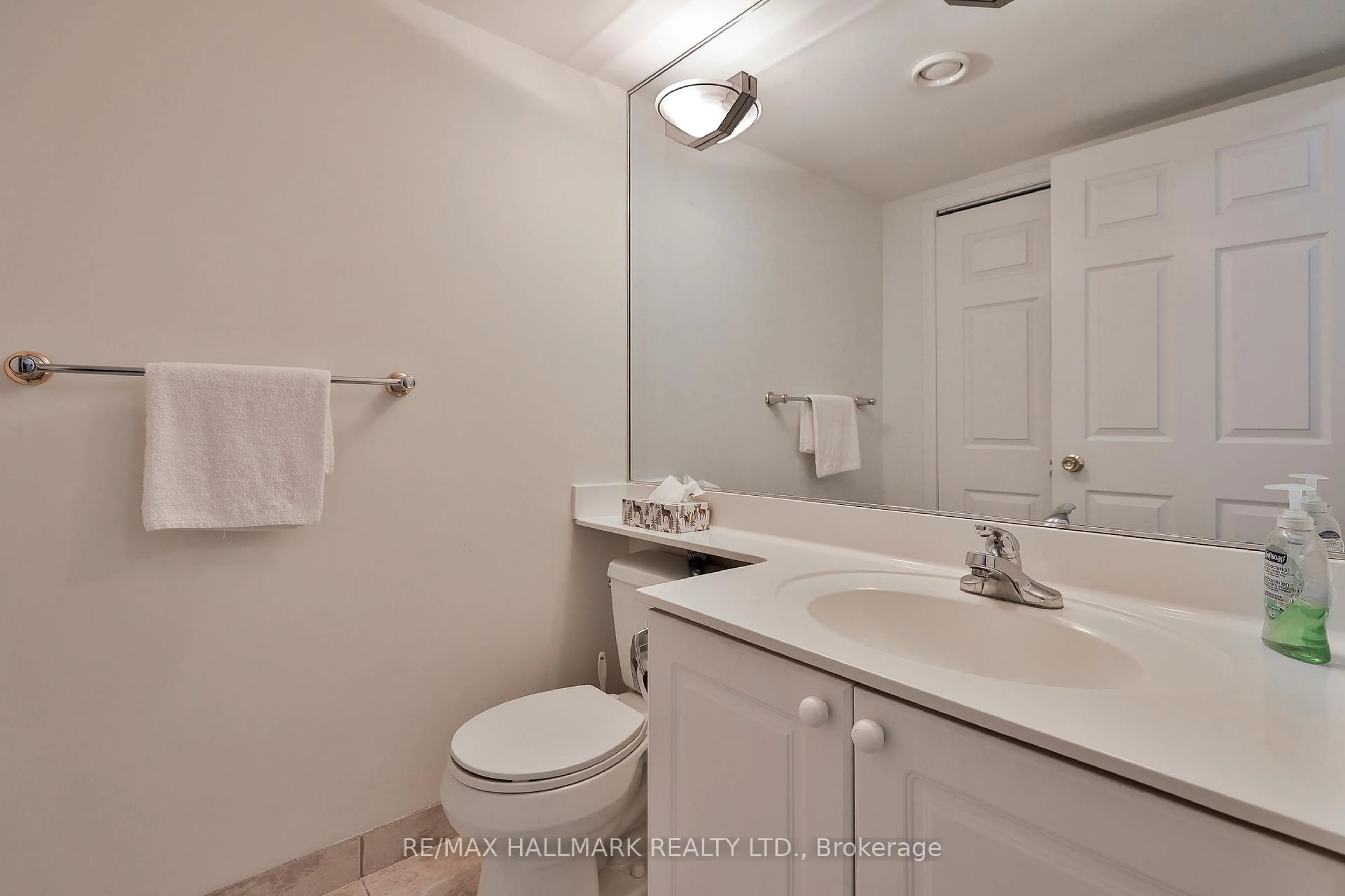 Standard bathroom, unknown for 109 Front St #528, Toronto Ontario M5A 4P7