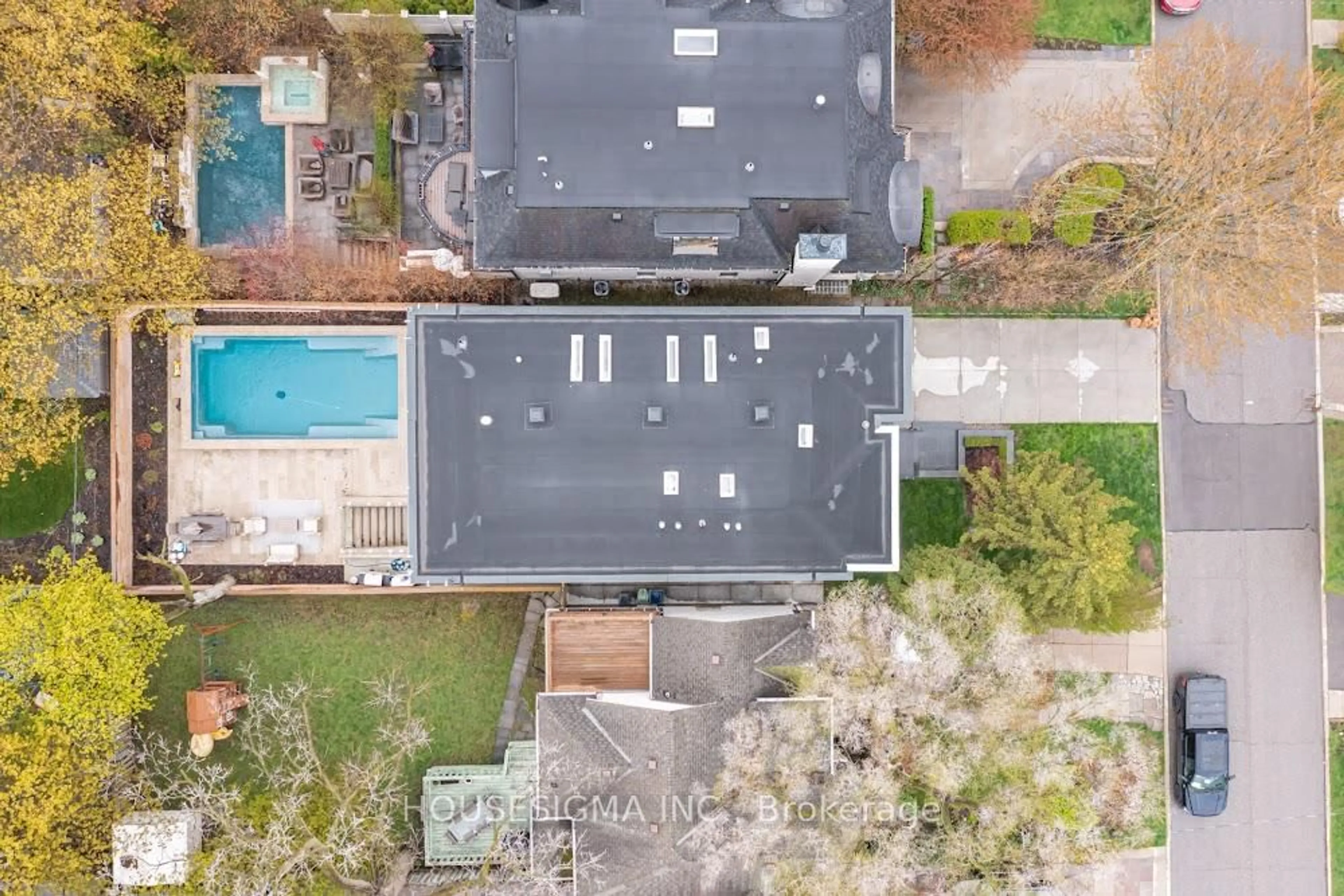 A pic from outside/outdoor area/front of a property/back of a property/a pic from drone, street for 307 Richview Ave, Toronto Ontario M5P 3G4