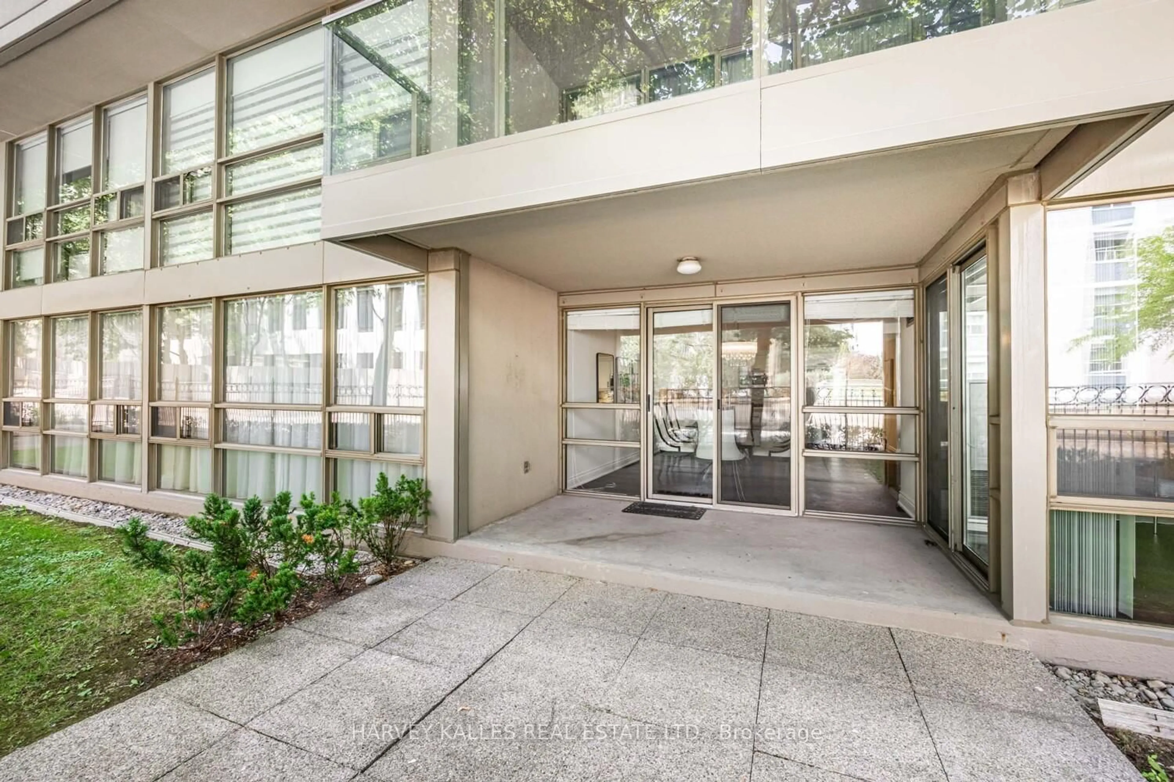 Indoor foyer for 18 Lower Village Gate #108, Toronto Ontario M5P 3M1