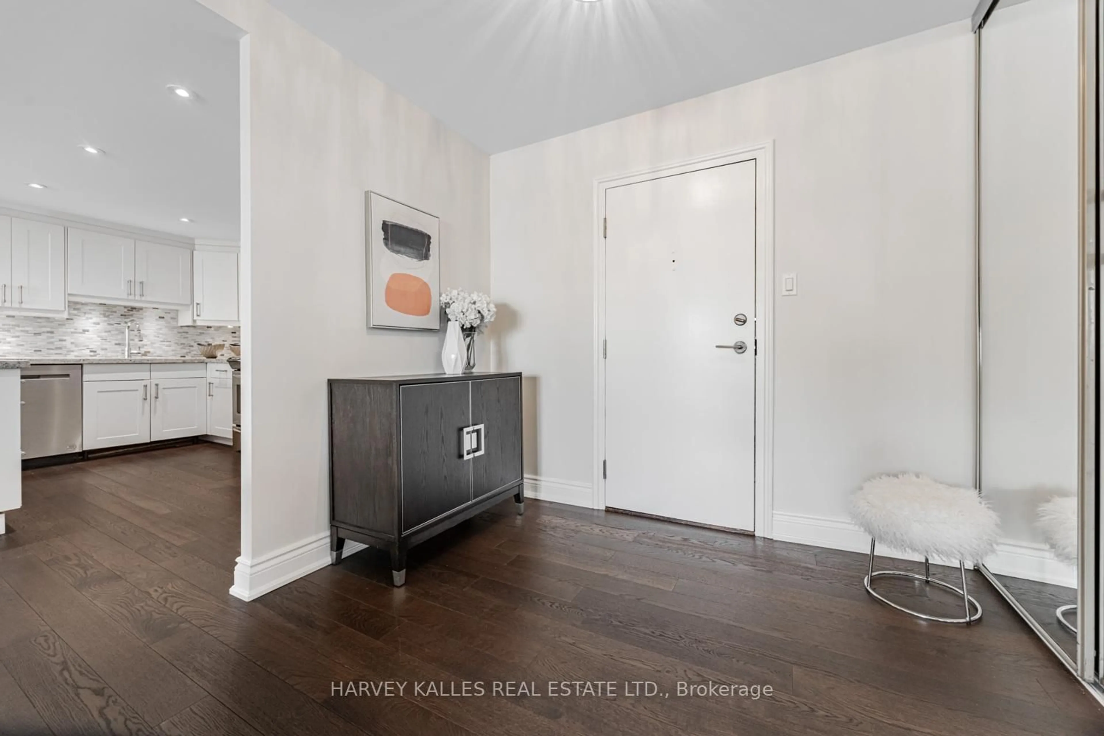 Indoor entryway for 18 Lower Village Gate #108, Toronto Ontario M5P 3M1