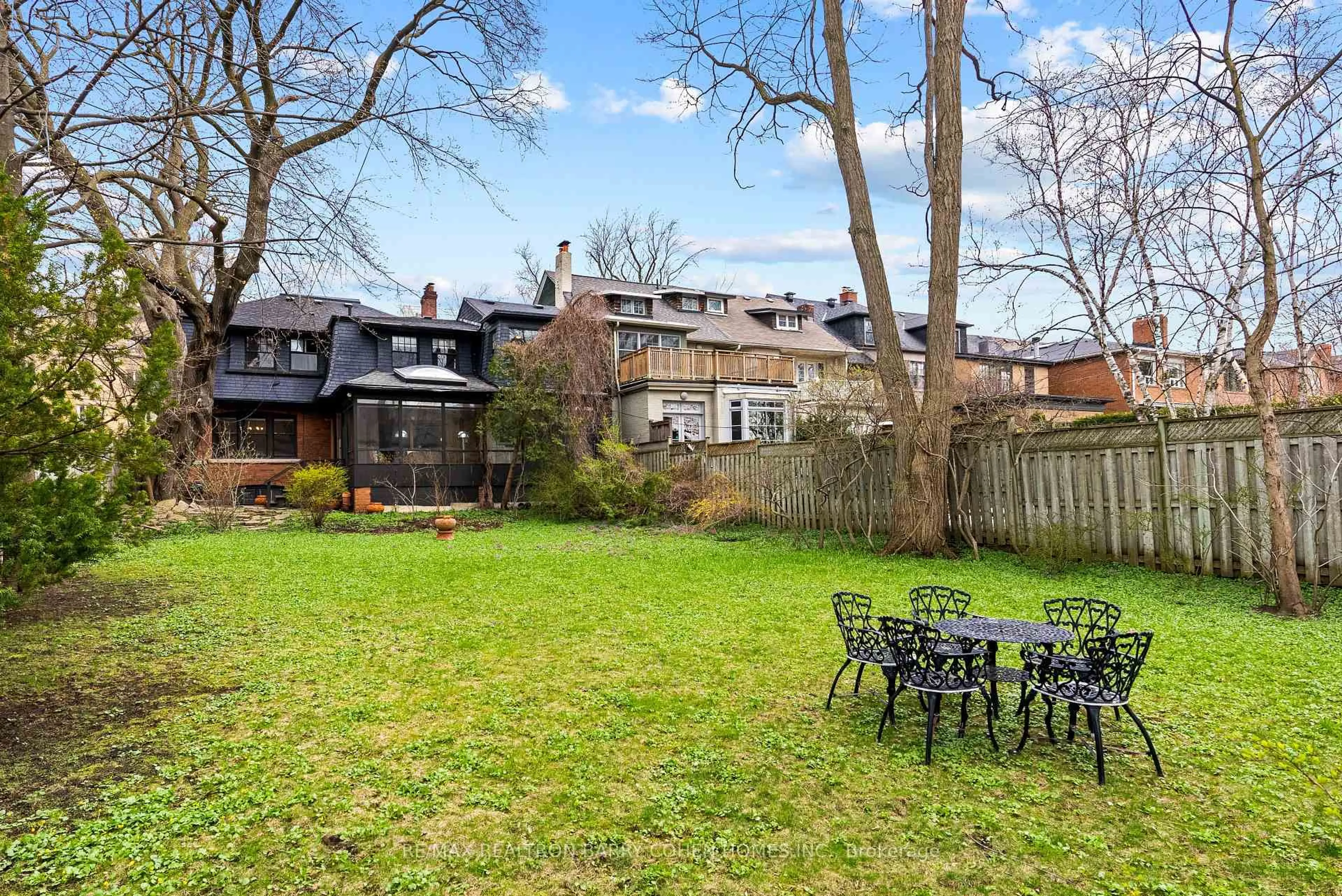 Patio, street for 147 Farnham Ave, Toronto Ontario M4V 1H7
