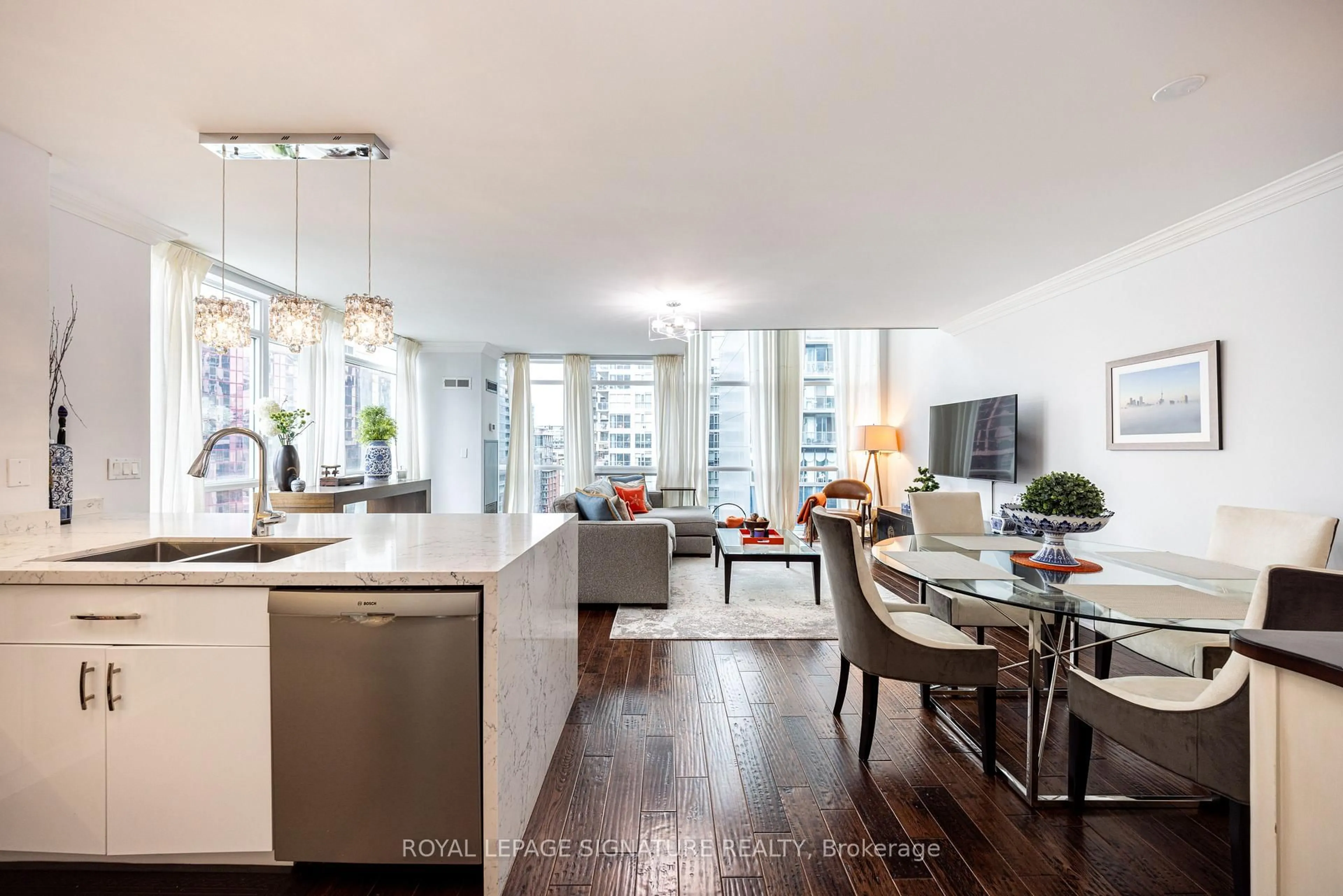 Open concept kitchen, wood/laminate floor for 36 Blue Jays Way #1125, Toronto Ontario M5V 3T3