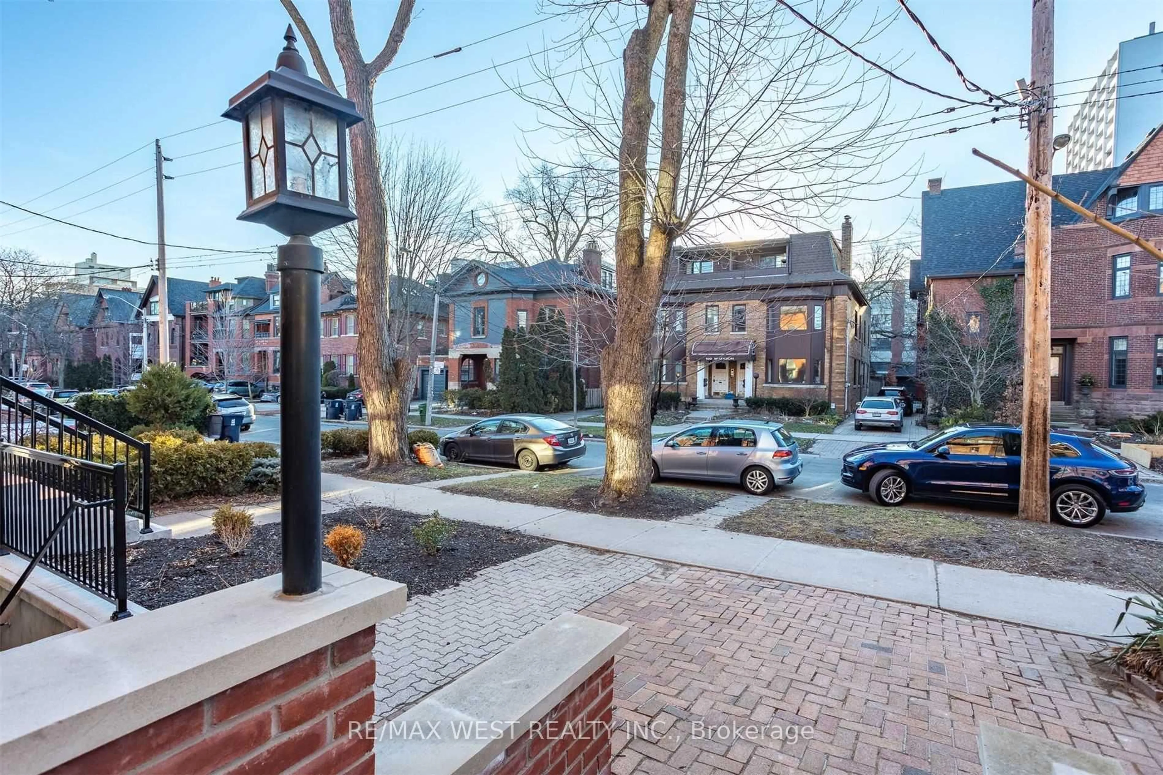 Patio, street for 125 Madison Ave, Toronto Ontario M5R 2S3