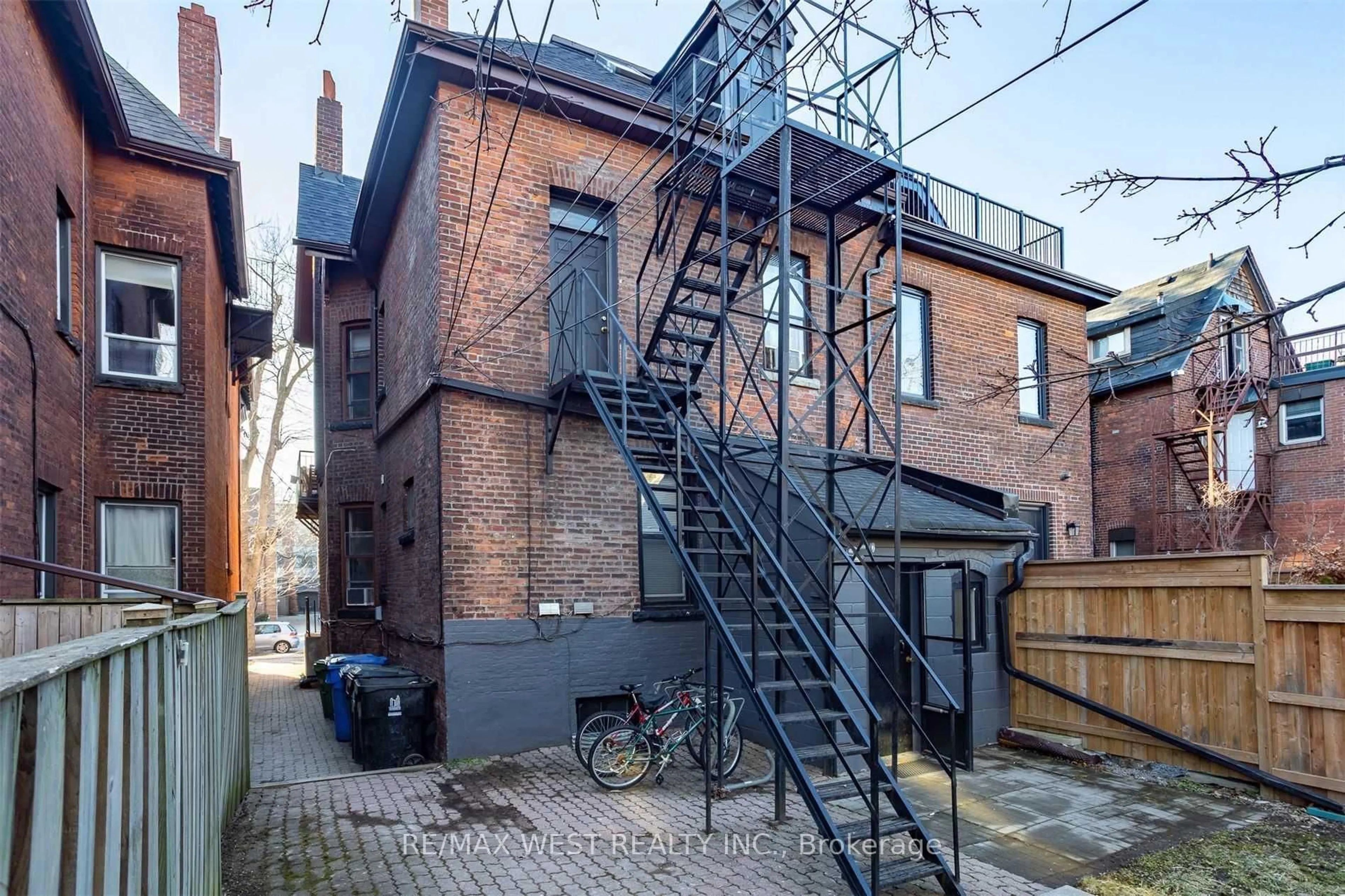 Home with brick exterior material, street for 125 Madison Ave, Toronto Ontario M5R 2S3