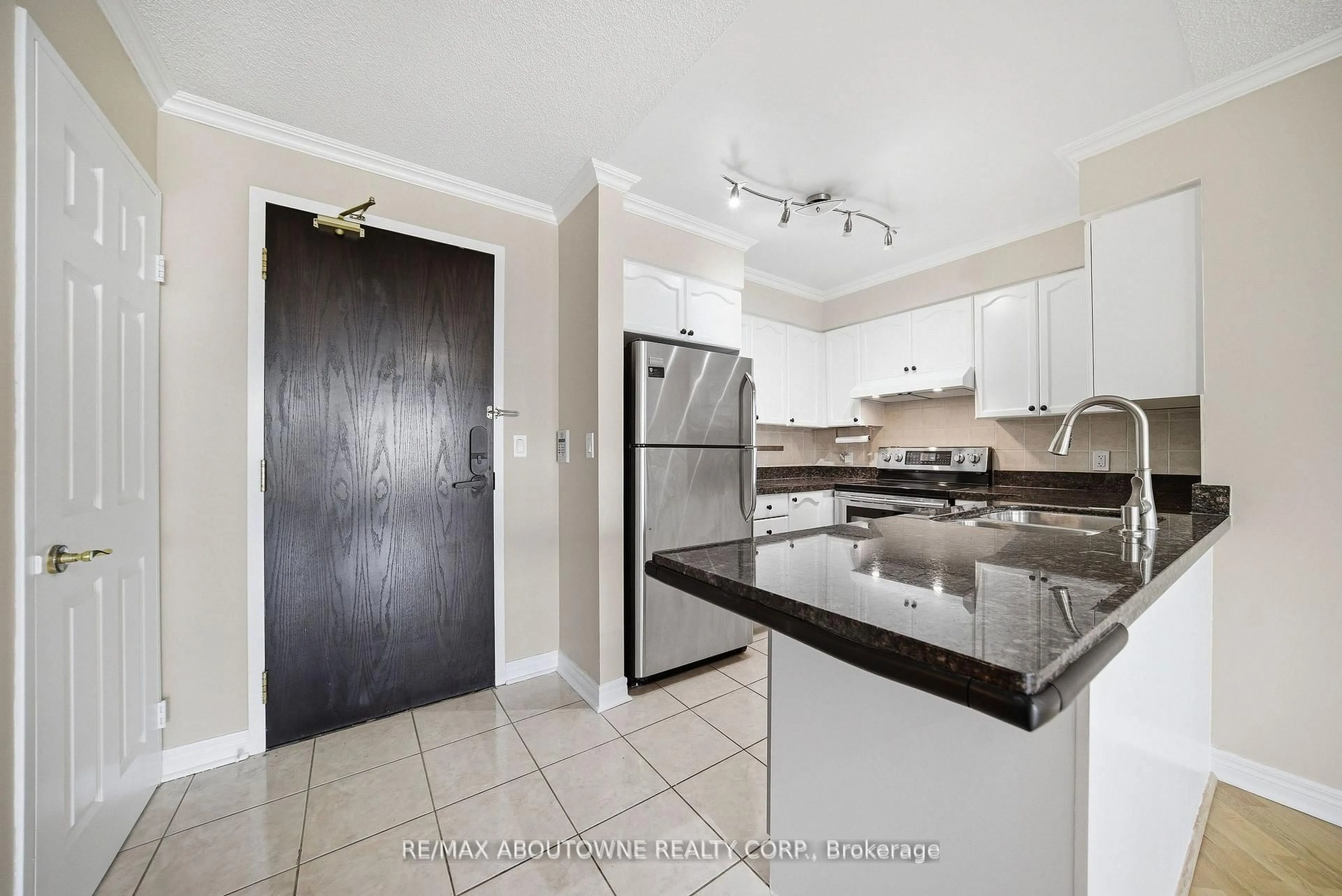 Standard kitchen, ceramic/tile floor for 23 Hollywood Ave #2706, Toronto Ontario M2N 7L8