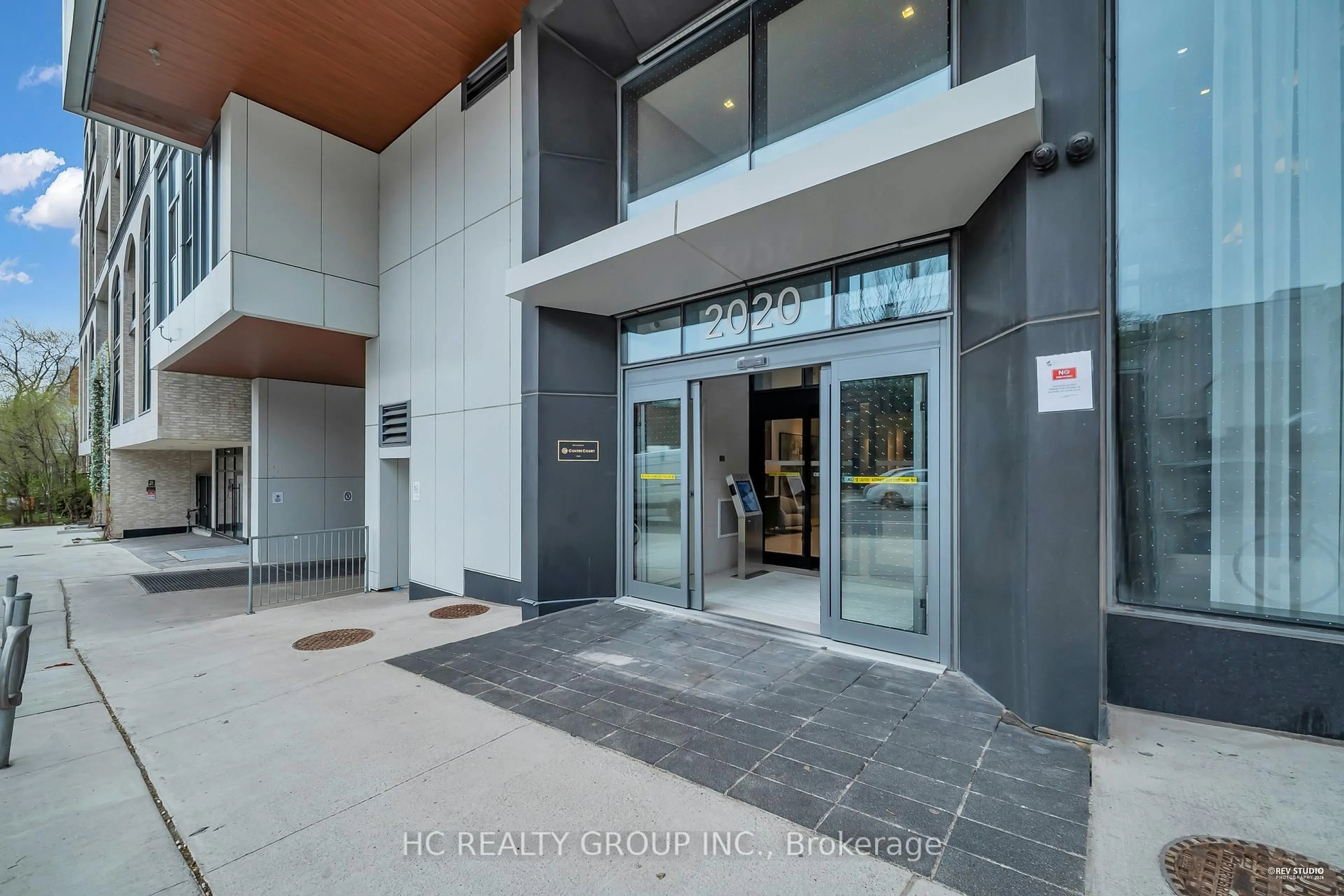 Indoor foyer for 2020 Bathurst St #603, Toronto Ontario M5P 0A6