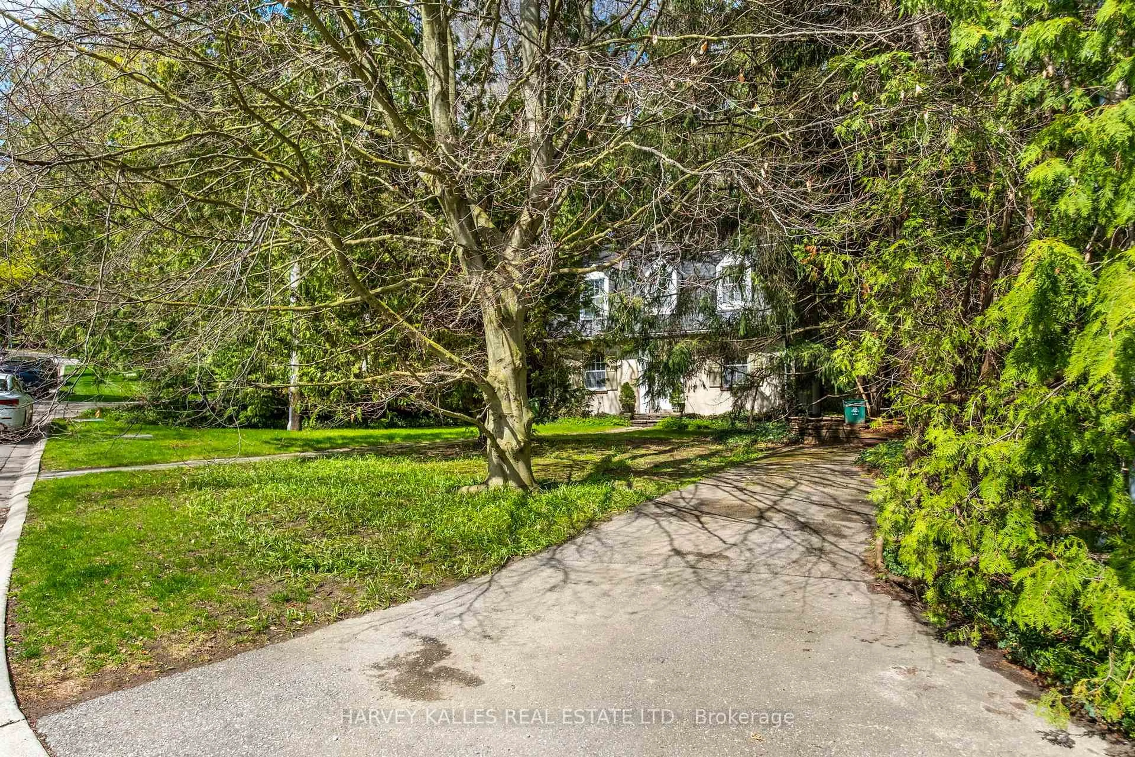 A pic from outside/outdoor area/front of a property/back of a property/a pic from drone, street for 38 Donwoods Dr, Toronto Ontario M4N 2G2