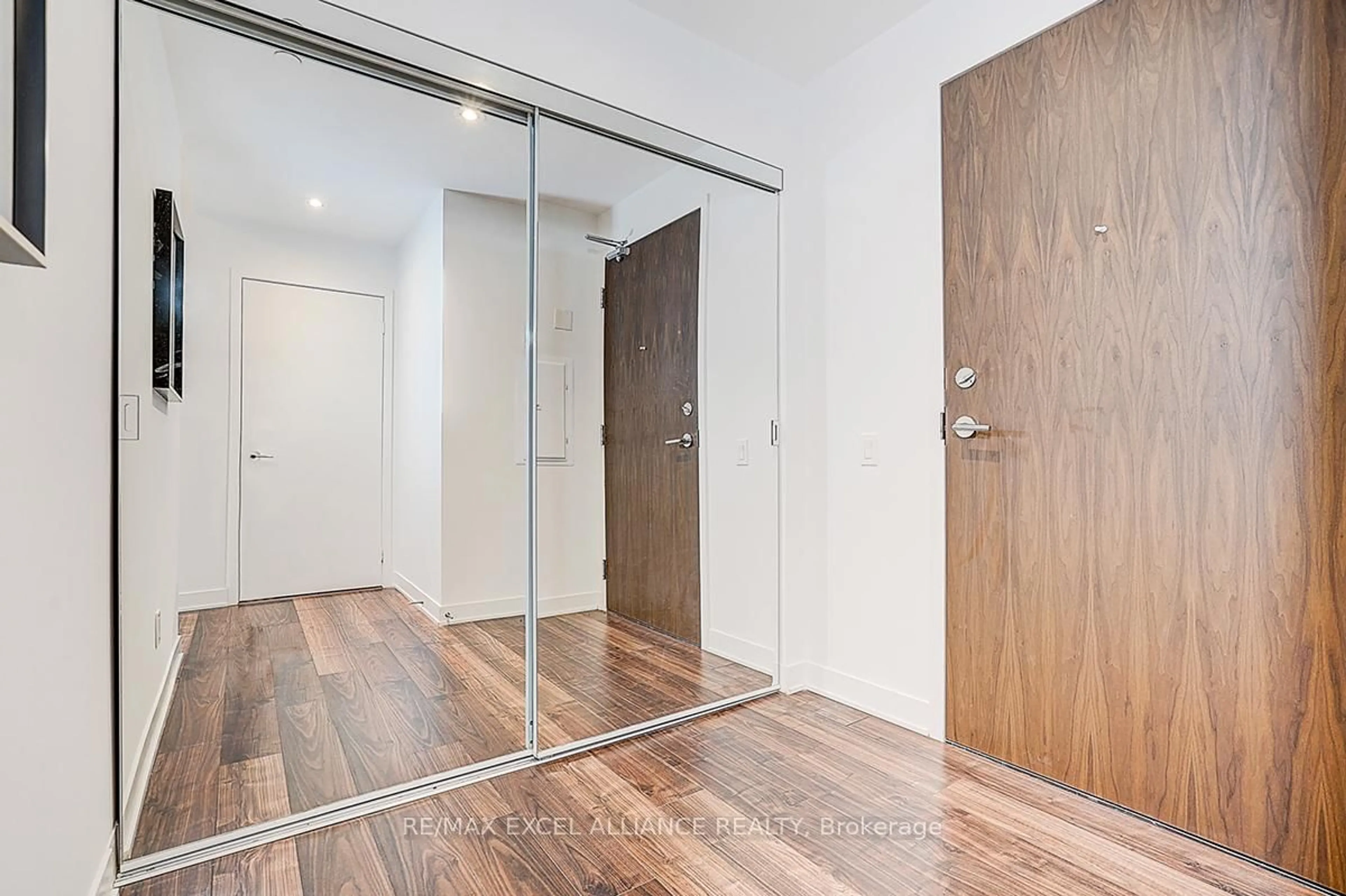 Indoor entryway for 90 Queens Wharf Rd #605, Toronto Ontario M5V 0J4