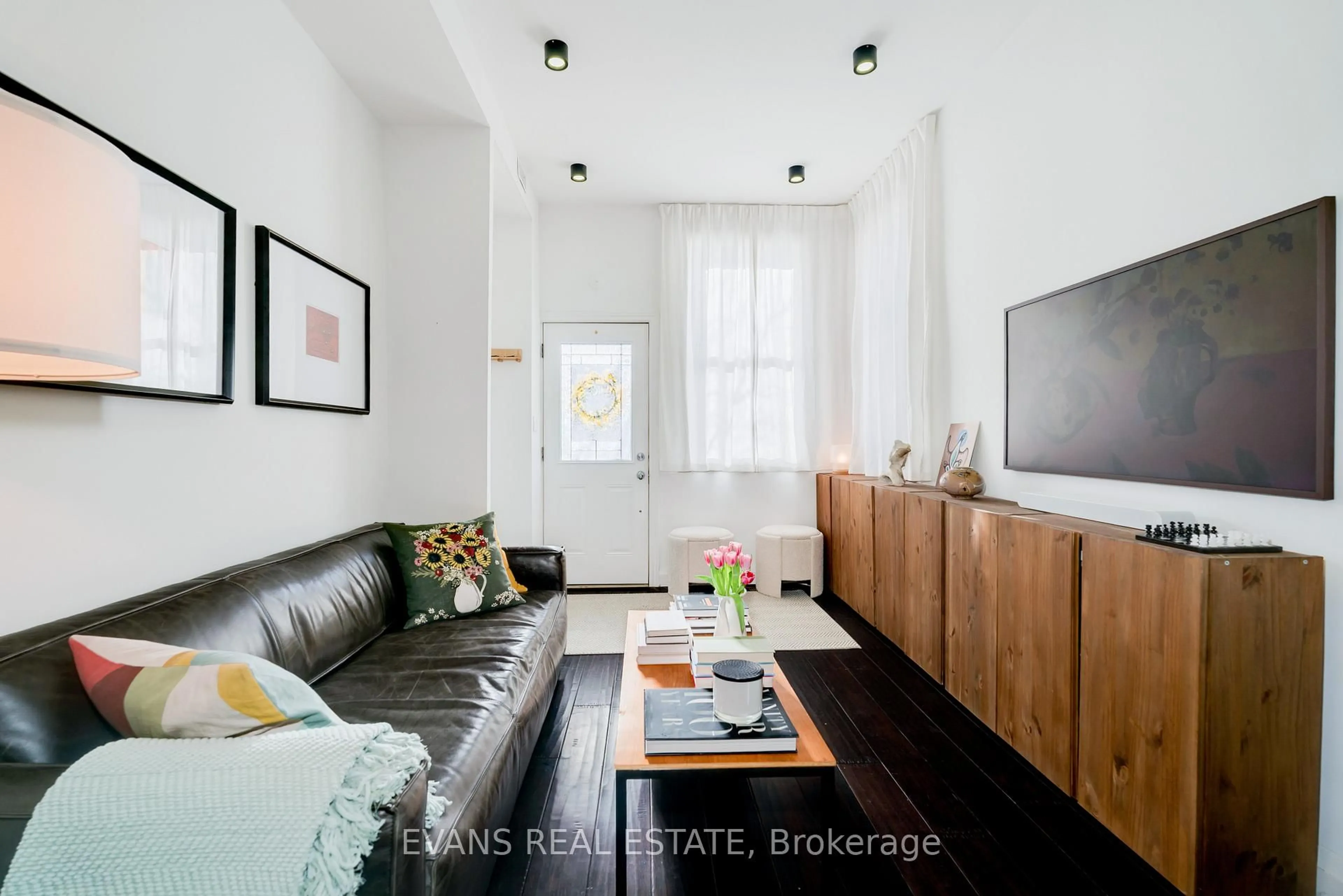 Living room with furniture, wood/laminate floor for 448 Gerrard St, Toronto Ontario M5A 2H2