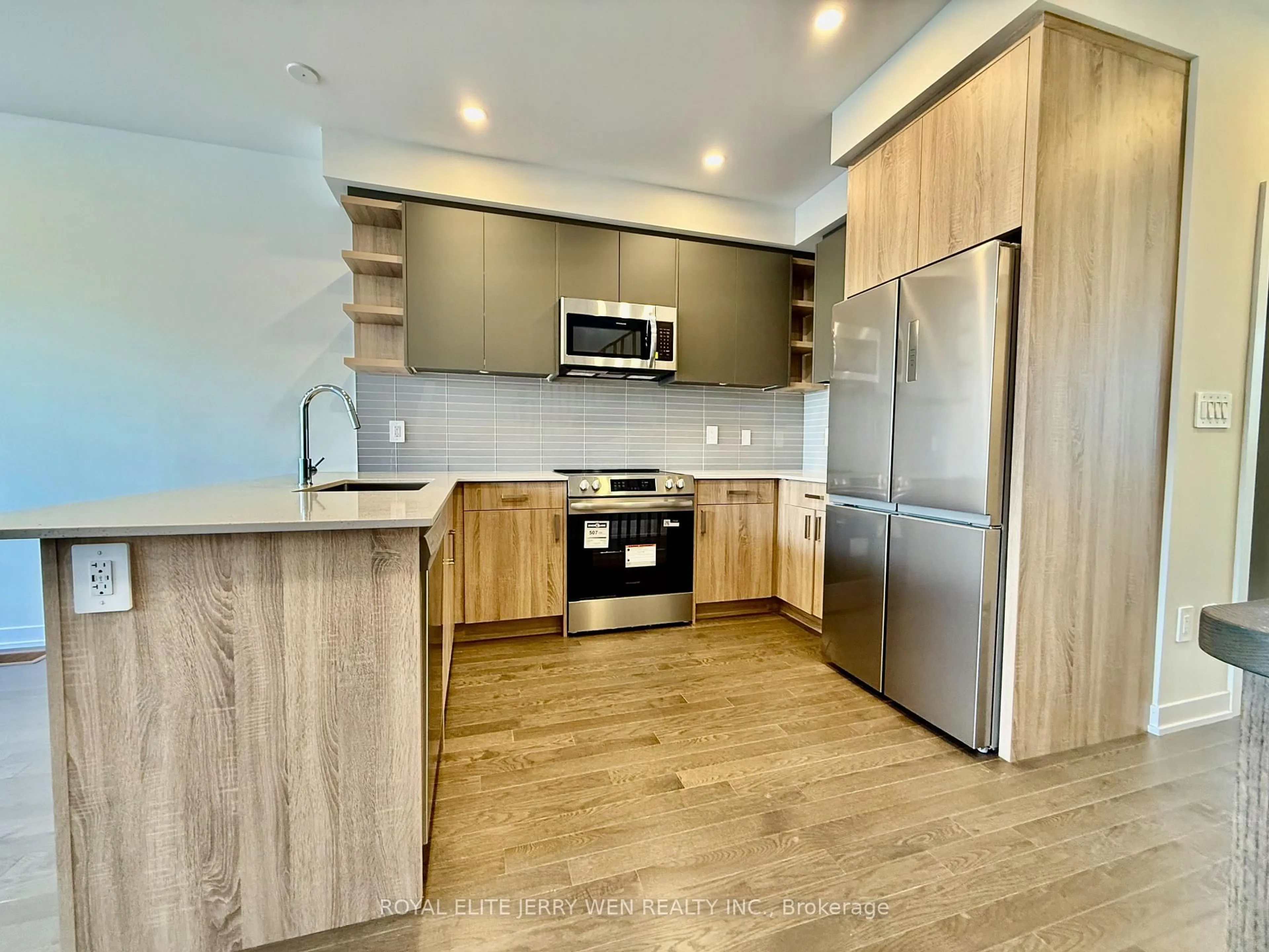 Open concept kitchen, wood/laminate floor for 46 Green Gardens Blvd, Toronto Ontario M5A 0E7