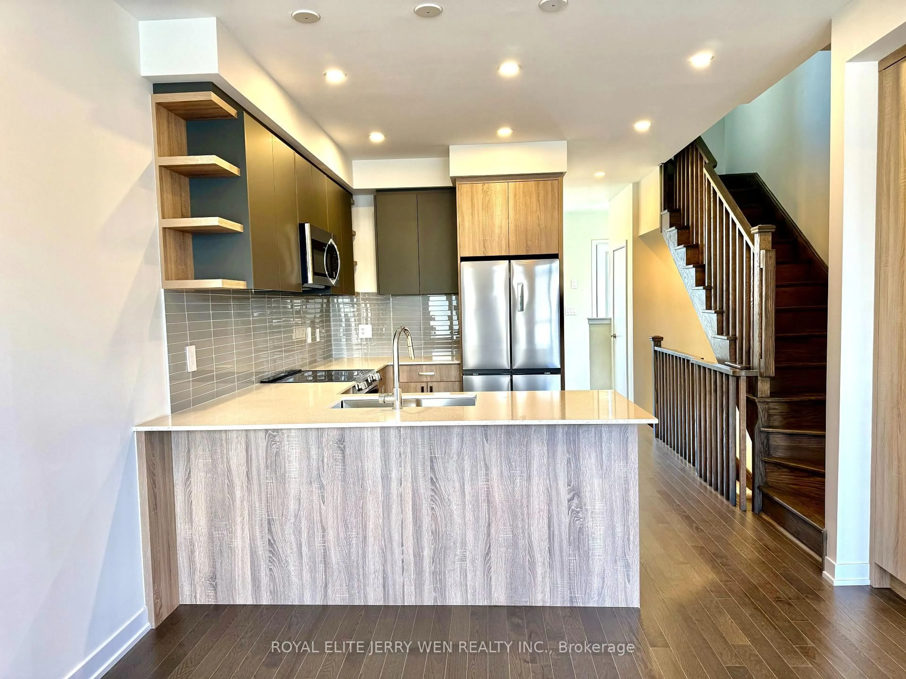 Open concept kitchen, unknown for 46 Green Gardens Blvd, Toronto Ontario M5A 0E7