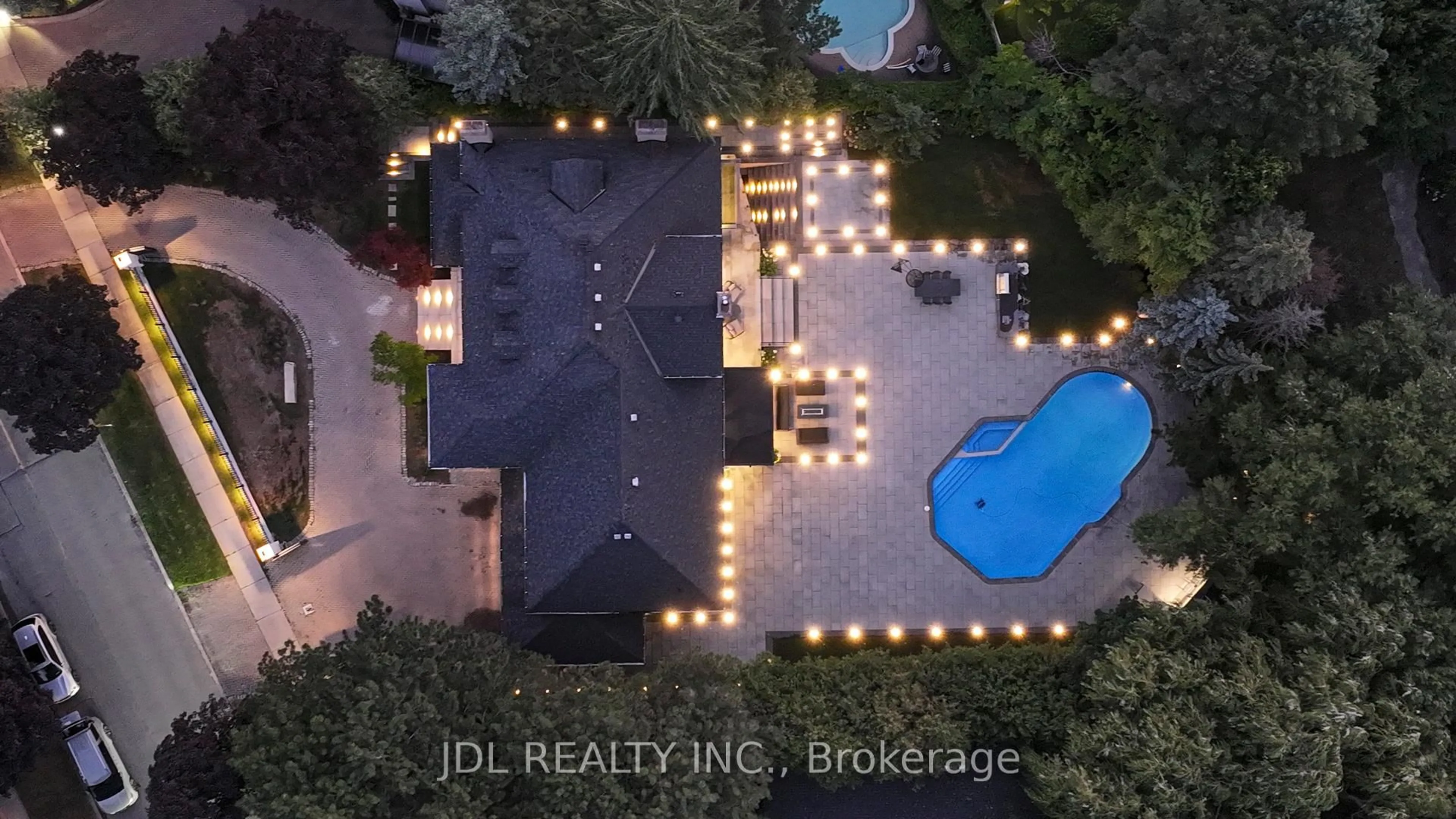A pic from outside/outdoor area/front of a property/back of a property/a pic from drone, city buildings view from balcony for 19 Fifeshire Rd, Toronto Ontario M2L 2G4