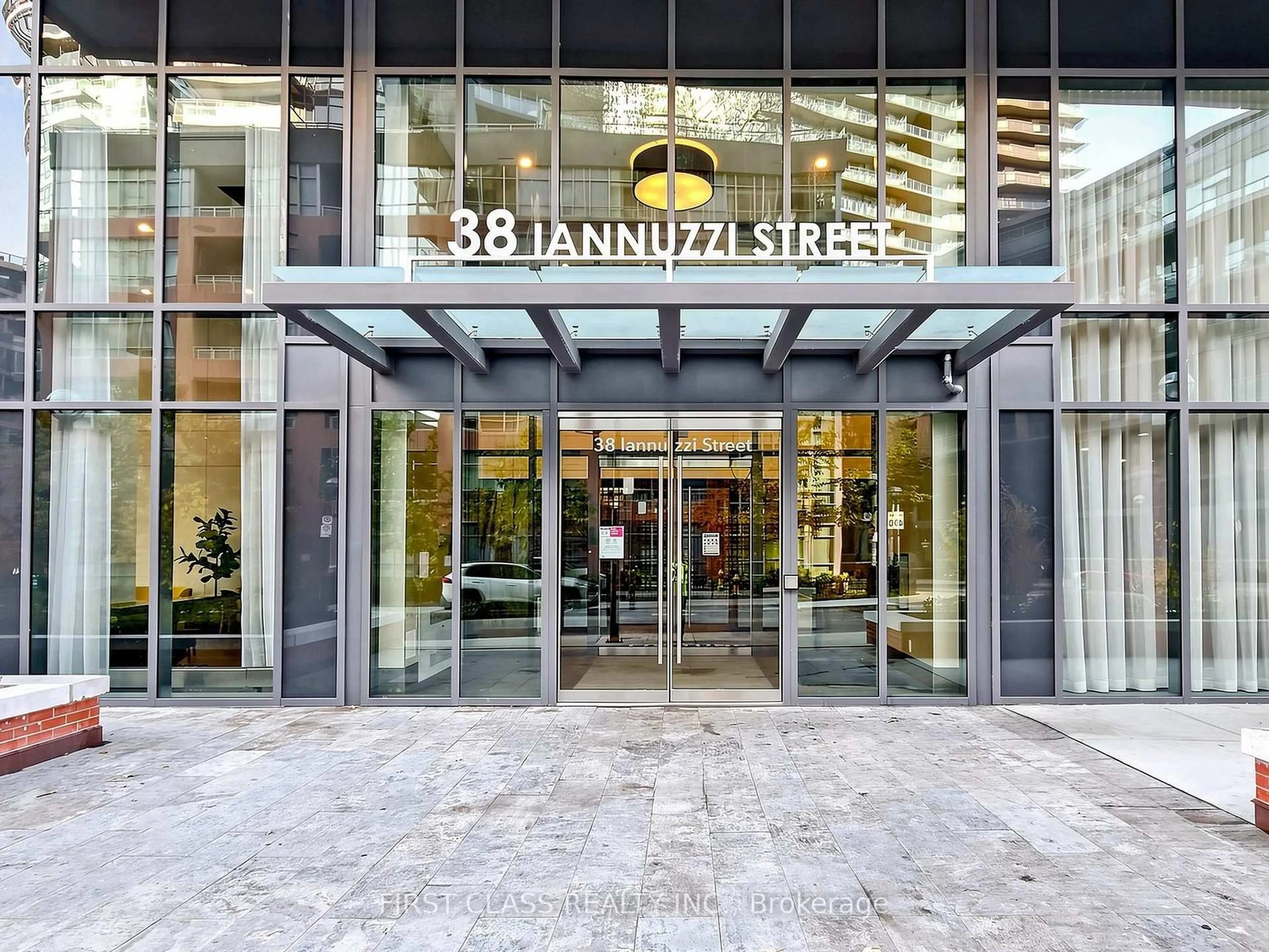 Indoor foyer for 38 Iannuzzi St #635, Toronto Ontario M5V 0E8