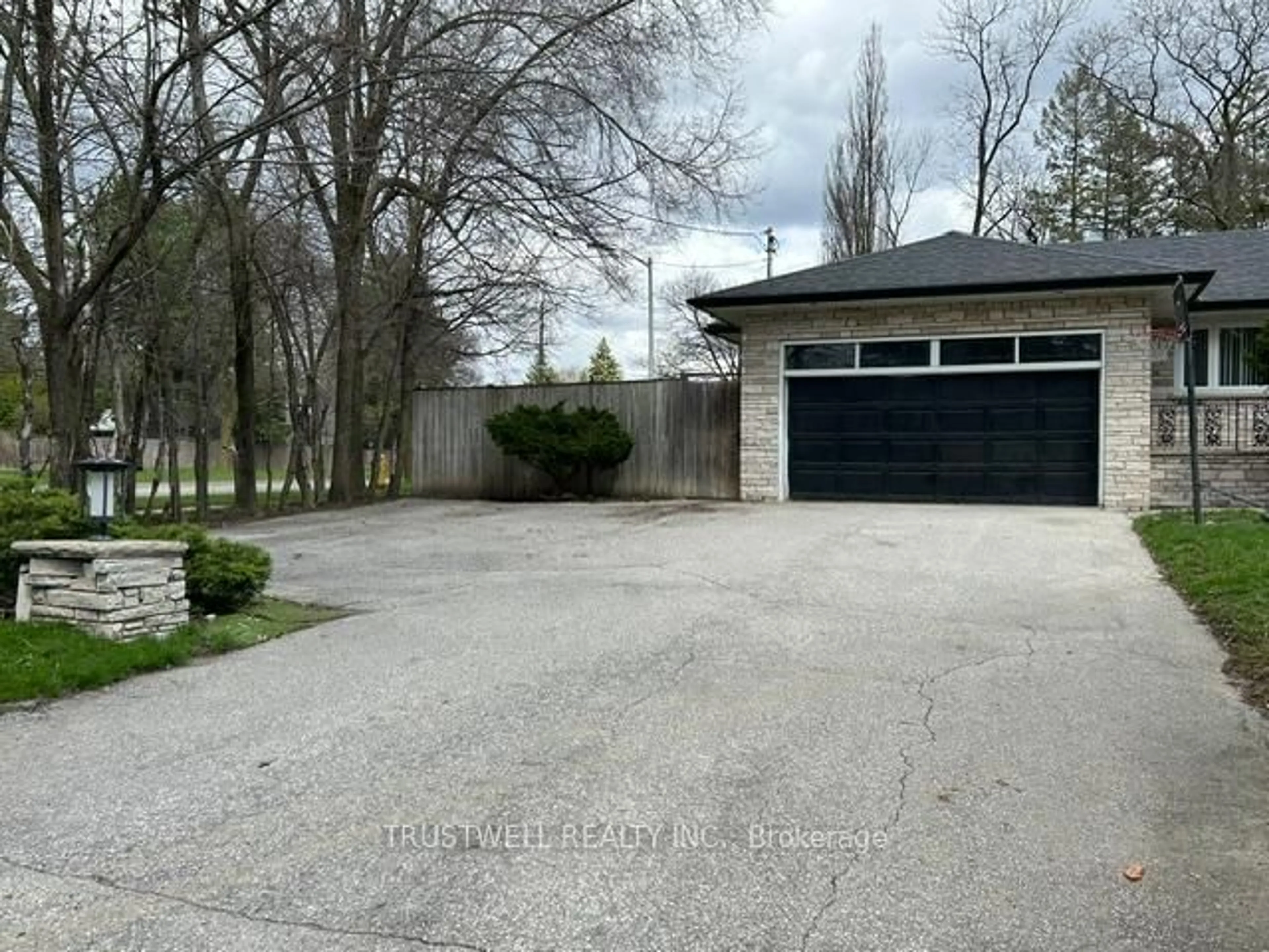 Indoor garage for 20 Oxbow Rd, Toronto Ontario M3B 2A2