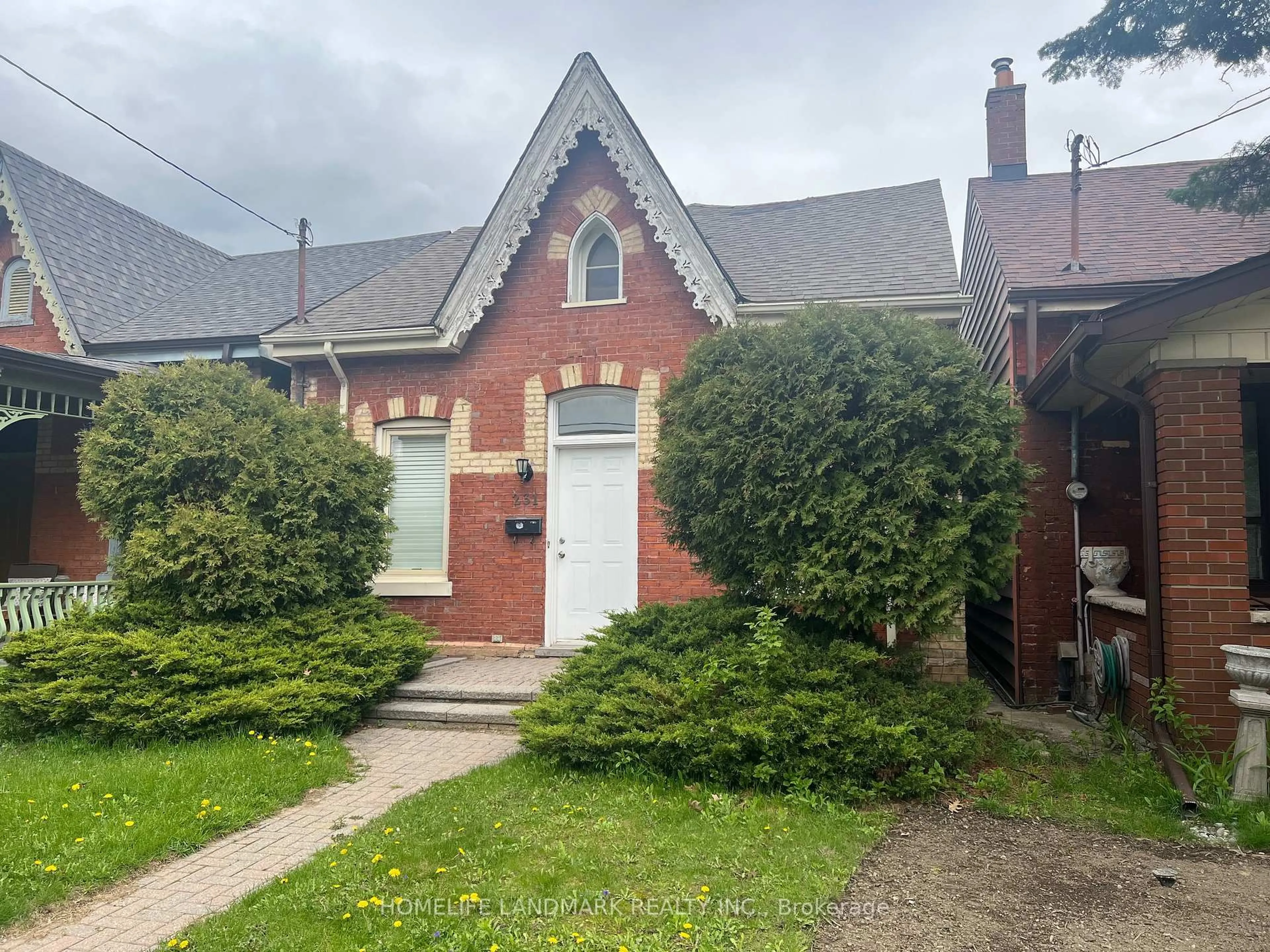 A pic from outside/outdoor area/front of a property/back of a property/a pic from drone, street for 231 Clinton St, Toronto Ontario M6G 2Y4