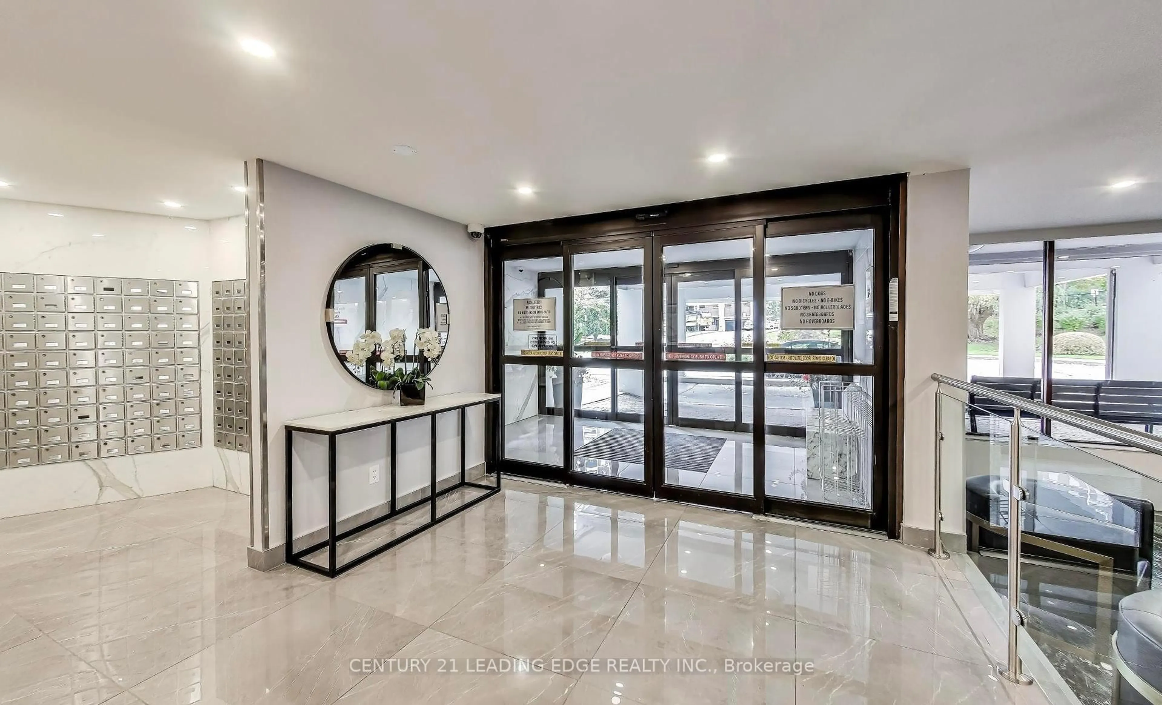 Indoor foyer for 10 Edgecliffe Gfwy #815, Toronto Ontario M3C 3A3