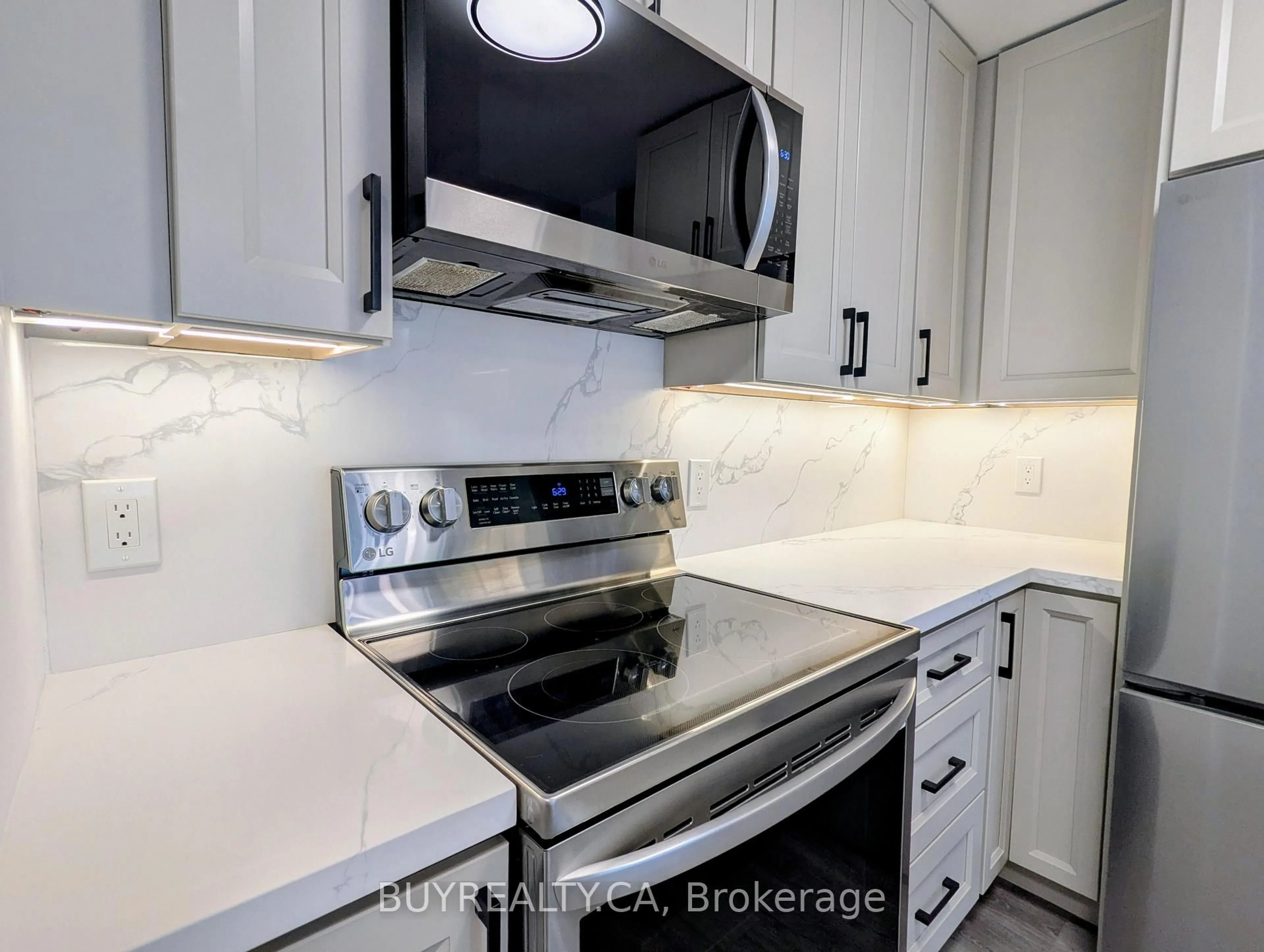 Standard kitchen, ceramic/tile floor for 256 Doris Ave #1603, Toronto Ontario M2N 6X8